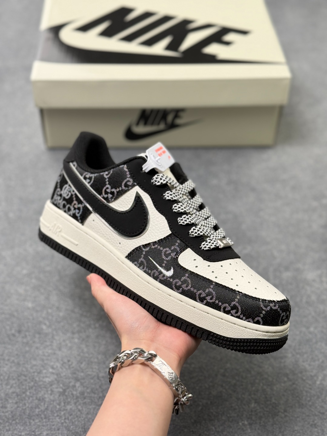 本地自取💰230
Air Force 1联名Gucci直接炸场！黑白经典配色搭满印双G老花，奢华感与街头风碰撞出独特魅力，标志性空军一号鞋型自带气场，皮质鞋面质感高级，气垫中底脚感超赞。不管是搭配休闲装还是潮牌单品，都能轻松打造高街造型，潮人必备款！
货号：MM3399-810
Size：36 36.5 37.5 38 38.5 39 40 40.5 41 42 42.5 43 44 44.5 45 x56