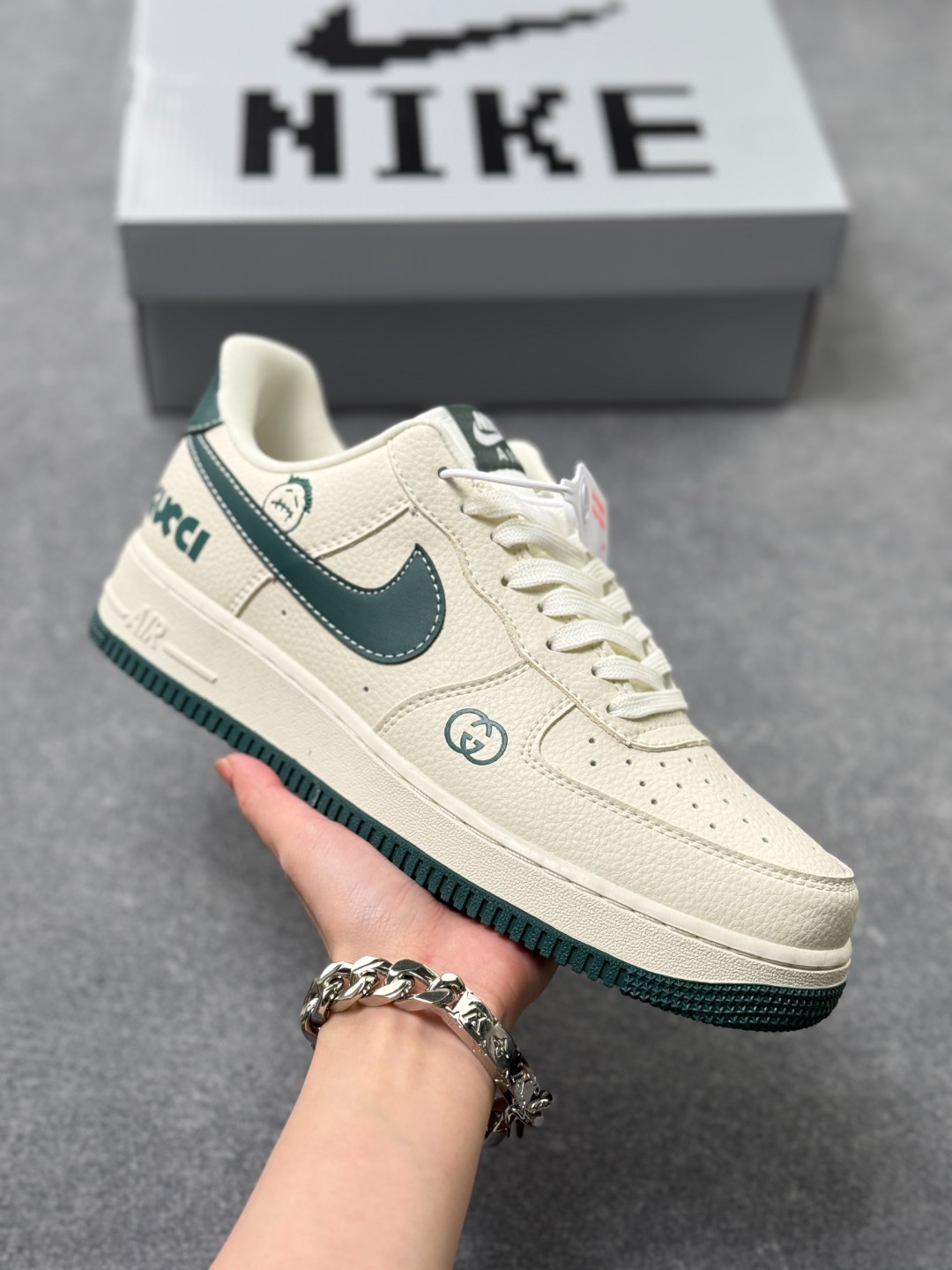 本地自取💰230
Nike Air Force 1 Low （古驰联名）空军一号 爆款高端定制
米白基底+深绿色点缀，柔和复古的色调组合。鞋身印有 Gucci 标志性双 G 标识与品牌字样，搭配趣味笑脸涂鸦增添活力；深绿色 Swoosh 采用缝线包边工艺，强化质感与辨识度；后跟装饰与大底颜色呼应，整体视觉统一协调。
双 G 标识+笑脸涂鸦+缝线 Swoosh，每处细节都彰显定制级工艺。自带奢侈品牌潮流属性！
货号：LD1999-017
Size：36 36.5 37.5 38 38.5 39 40 40.5 41 42 42.5 43 44 44.5 45x72