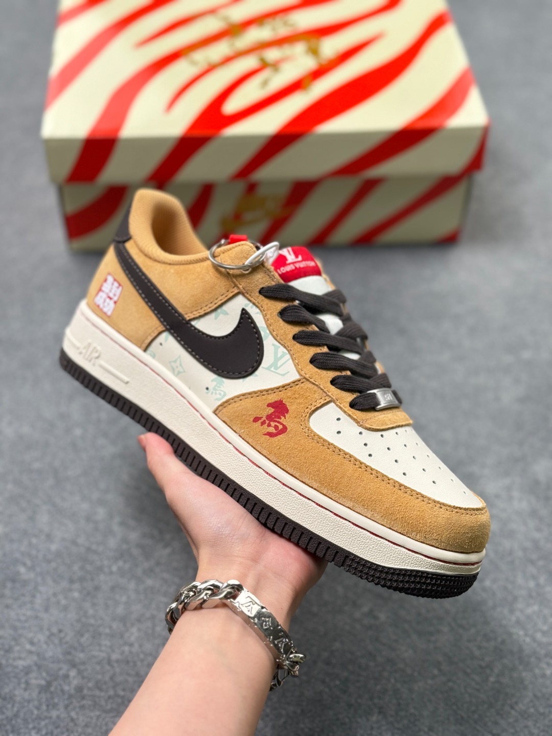 本地自取💰230
🐎 Nike Air Force 1 马年生辰限定 | 棕黄暖调,踏福新生
🔥 经典空军一号 × 生辰专属,以暖棕开启新一岁的好运
✨ 生辰专属亮点
暖棕撞色质感:麂皮暖棕主调搭配米白皮革,黑色 Swoosh 点缀视觉层次,鞋侧红色骏马刺绣,细节处尽显生辰专属的温暖氛围。
经典鞋型升级:延续 Air Force 1 的复古廓形,内置 Air Sole 气垫,兼顾支撑性与脚感,日常出街舒适又百搭。
马年细节加持:配套红纹礼盒 + 金属挂饰,鞋身暗藏 “马” 字纹理,从里到外都充满生辰仪式感,是自用或送礼的绝佳选择。
货号:JY6988-119
Size:36 36.5 37.5 38 38.5 39 40 40.5 41 42 42.5 43 44 44.5 45x5