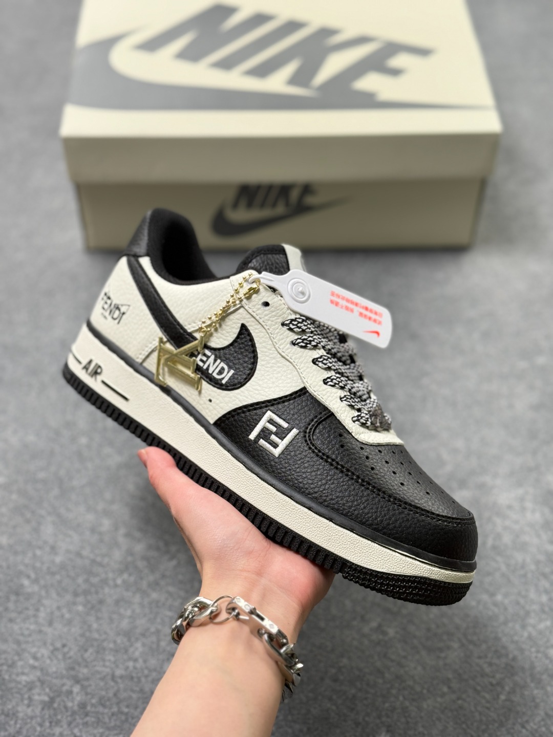 本地自取💰230
海外限量发售！公司级NIke Air Force 1 '07 Low “芬迪联名--黑白熊猫” 空军一号低帮 运动鞋 休闲鞋  折边针车  工艺难度大 原楦头原纸板  高端定制鞋盒 原厂鞋底 超高清洁度 细节完美
货号：XY9025-018
Size：36 36.5 37.5 38 38.5 39 40 40.5 41 42 42.5 43 44 44.5 45x56