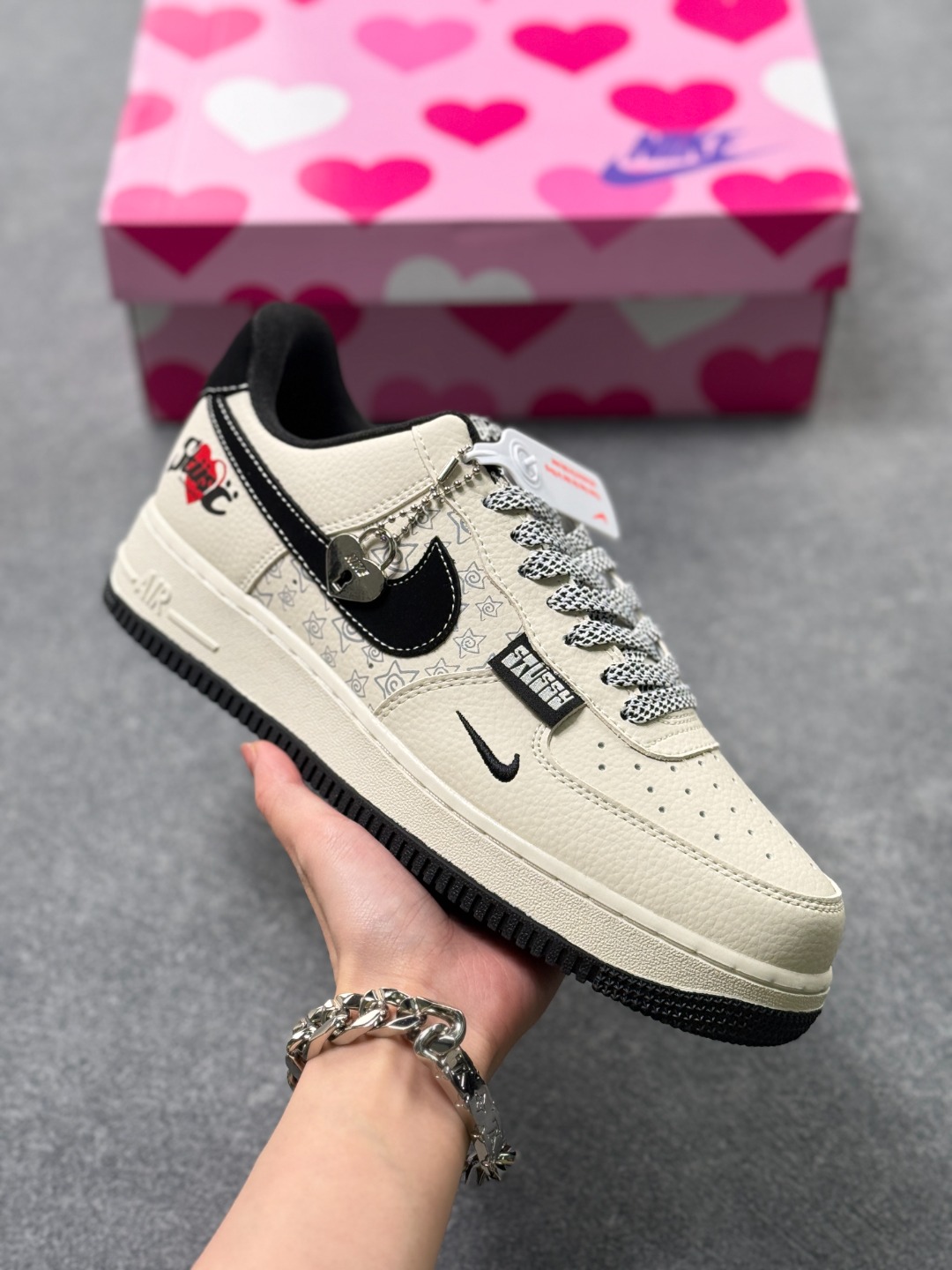 本地自取💰230
情人节主题!Nike Air Force 1 Low(斯图西联名) 空军一号 爆款高端定制 爱心锁扣+星星涂鸦,把甜酷焊在鞋上,日常出街氛围感直接拉满!
鞋身布满星星涂鸦图案,搭配心形金属挂饰,后跟印有“Stussy”爱心涂鸦字样,米白搭配黑色细节点缀,整体风格契合情人节浪漫。
定制鞋盒 大厂纯原品质出货 超高清洁度 皮料切割干净无任何毛边 细节完美
货号:DW8806-006
Size:36 36.5 37.5 38 38.5 39 40 40.5 41 42 42.5 43 44 44.5 45x72
