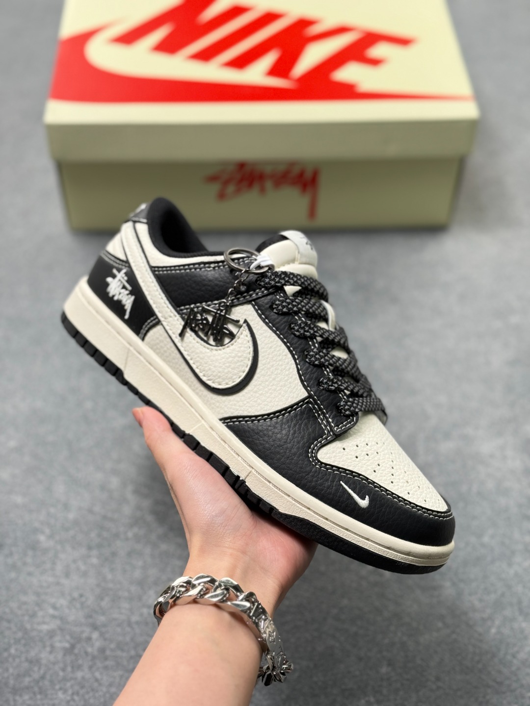 💰240
Stüssy联名 街头符号 SB DUNK LOW 黑白配色经典百搭,Stüssy手写体Logo遍布鞋身,金属挂饰增添质感。帆布与皮革拼接保证透气性,Zoom Air气垫提升缓震性能,是滑板爱好者与街头潮人的心头好。
货号:XX3168-181
Size:36 36.5 37.5 38 38.5 39 40 40.5 41 42 42.5 43 44 44.5 45x58