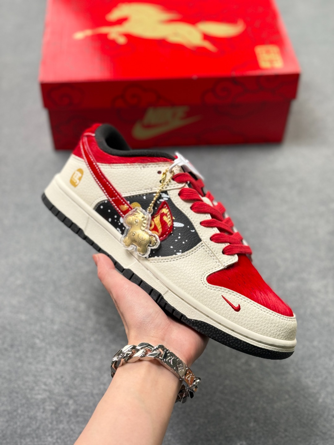 💰260
2026新款定制限量发售❗️Nike SB Dunk Low“马年联名限定------白金红马毛”特殊定制材料 - 米白底色搭配大红、撞黑拼接，鞋侧金色飞马刺绣点缀星空泼墨，细节里全是国风巧思；后跟金色“马”字标识点明生肖主题，红色马毛材质提升奢华质感。
#高端定制 低帮休闲板鞋 定制鞋盒 大厂纯原品质出货 超高清洁度 皮料切割干净无任何毛边 细节完美 
 货号:DS6608-019
 Size:36 36.5 37.5 38 38.5 39 40 40.5 41 42 42.5 43 44 44.5 45x56