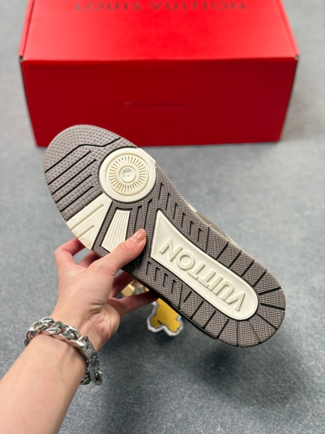 LV TRAINER迷彩马纹(中国红限定礼盒版本-钥匙扣丢失扣20元) 26年限定中国红礼盒及全套包装说明书防尘布袋物件,完美楦型,独家开模定制! trainer这个系列是路易威登融合街头潮流与高级时装的标志性之作.在材料选用上,鞋面采用Monogram印花与Monogram压纹粒面牛皮革的搭配,呈现出独特的复古韵味.荔枝纹粒面头层牛革鞋面,触感细腻且富有韧性,自带自然的皮革纹理,彰显高级质感,为鞋子增添了丰富的层次感.鞋垫采用原版超软乳胶材质,新鞋零磨合不磨脚,软乎乎的皮质包裹感超棒,鞋底则采用橡胶材质,刻有经典的Monogram花卉纹路,不仅防滑,还带走缓震效果还极具设计感.做工方面,TRAINER系列板鞋展现了精湛的工艺水准.鞋头采用圆润设计,原版空胶工艺搭配包边工艺,不仅美观,还能有效防踢蹭.鞋舌、侧面和后部饰有LV字母,侧面还有Vuitton标识,均做工精细,彰显品牌身份.鞋身走线工整均匀,看不到任何多余的线头,皮革的拼接处也处理得极为细腻,体现了我们对细节的极致追求.百搭属性直接封神!配牛仔裤是复古街头风,搭西装裤秒变松弛通勤感,甚至配半身裙都甜妹感拉满,堪称"衣柜万能钥匙".这双集颜值、质感、实穿性于一体的奢牌板鞋! 货号:2A8DM21VL IZE:36 37 38 39 40 41 42 43 44 45(不带半)x45