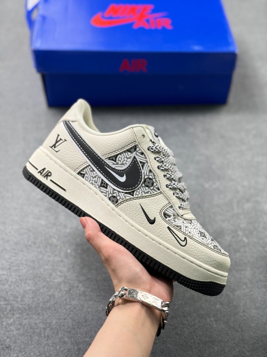 AF1×LV这波“艺术奢潮”,直接把高级感踩在脚面!奶白底色裹满几何老花肌理,双勾+LV标识叠满奢华buff 是空军一号的松弛脚感,更是能上脚的艺术级奢牌单品,这双“行走的风格藏品”谁看了不心动? 货号:SY1388-016 x45