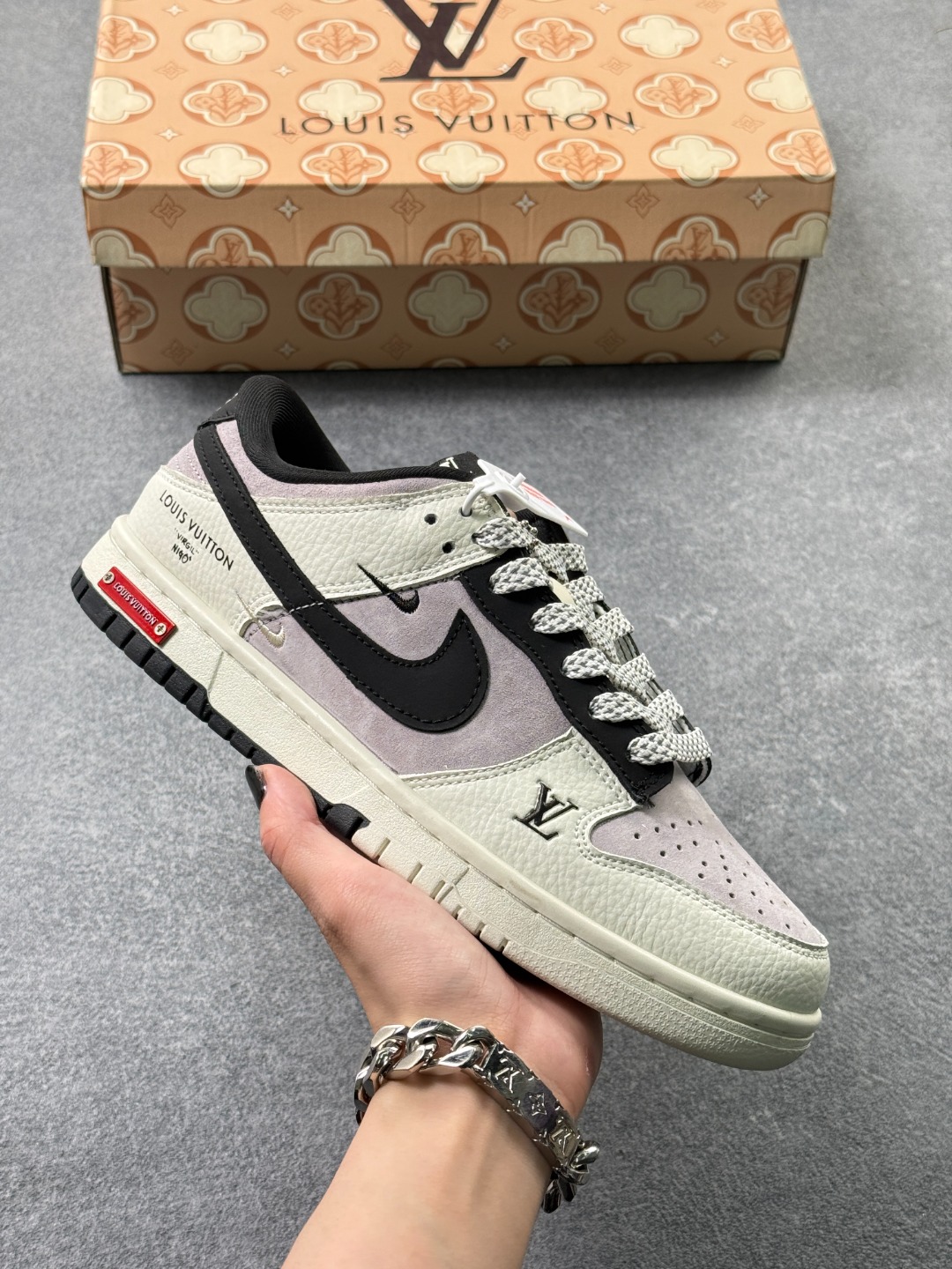 Nike SB Dunk Low x Louis Vuitton LV联名-白灰黑 纯原大厂出品 极力推荐 原装头层材料 独家版型蒸餾加工 帶來的是更好的视觉和脚感体验 大厂纯原品质出货 清洁度 电绣工艺 皮料切割干净无任何毛边 细节完美 货号:YF9511 904 x74