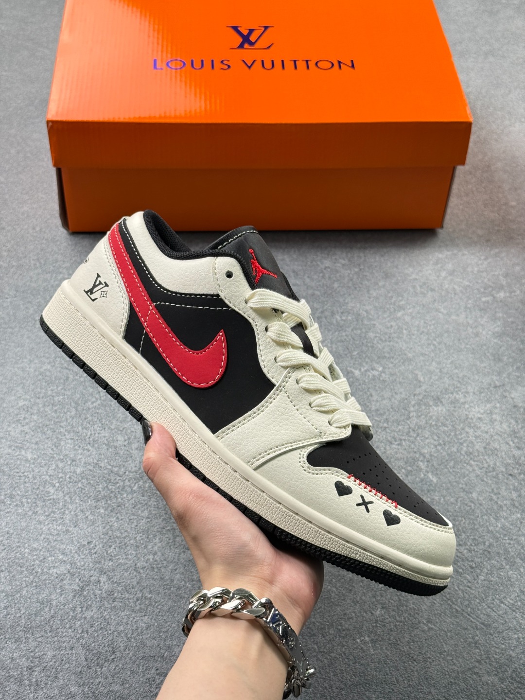 潮鞋首选 颜值封神 AIR JORDAN 1,经典AJ1低帮版型重塑街头潮流,黑白撞色搭配亮眼红勾,鞋身爱心刺绣与LV标识细节拉满,皮质柔软细腻上脚舒适,百搭不挑穿搭,无论是日常通勤还是街头出街都能轻松hold住,自带潮流属性氛围感直接拉满,是鞋柜必入的潮流爆款. 货号:CW6688-100 x69