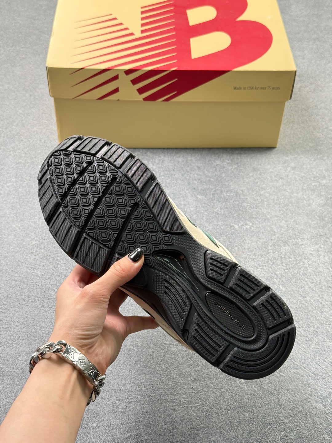 New Balance NB990系列 高端美产复古休闲跑步鞋 U990GB4 #采用台产猪巴革及透气网眼材质 原装6层组合底模精密开发 搭载全新碳素中底 后跟透明TPU水晶装饰条稳固 x78