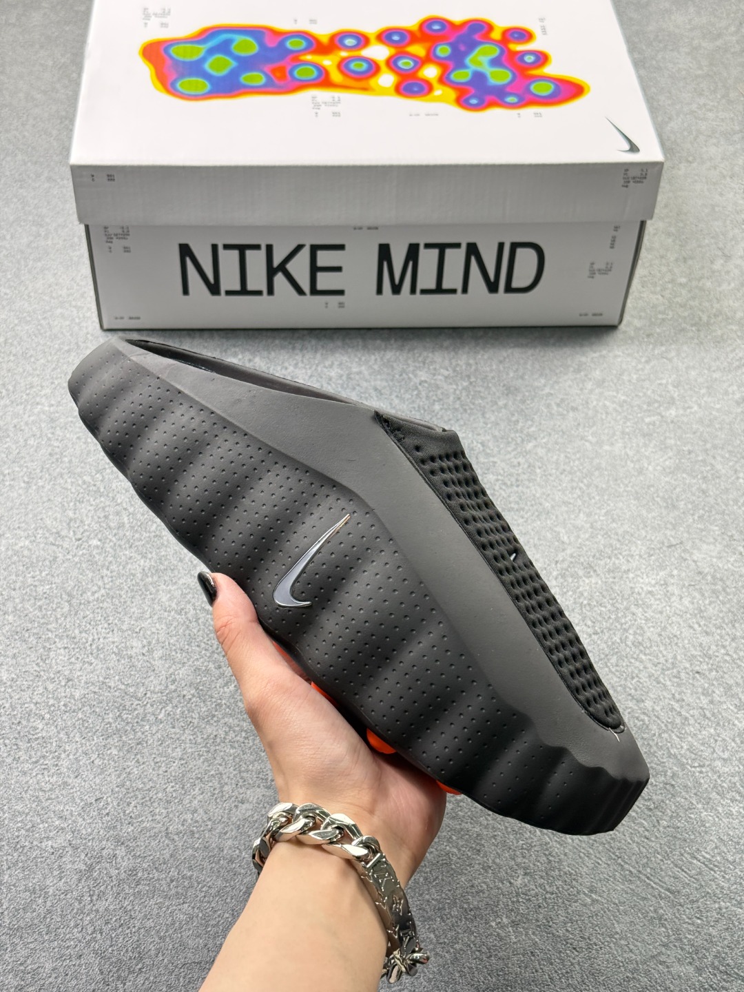 公司级 Nike Mind 001 耐克 黑色 足底按摩科技风包头拖鞋专为室内外综合训练打造 整体以红色为主,鞋面是穿孔的透气织物材质,侧面装饰着闪亮的金属铬迷你Swoosh Logo,简约中带着亮点;后跟做了分层褶皱设计,还压印有精致的"Mind"字样铭牌,细节质感直接拉满;从Mind 001到Mind 002,这双鞋最特别的就是鞋底藏着22个独立泡棉节点,看起来科技感满满.此外,鞋垫左脚印"Nike Mind",右脚印"Scienceh Departmentb"细节直接拉满. 货号:HQ4307-001 带半码
