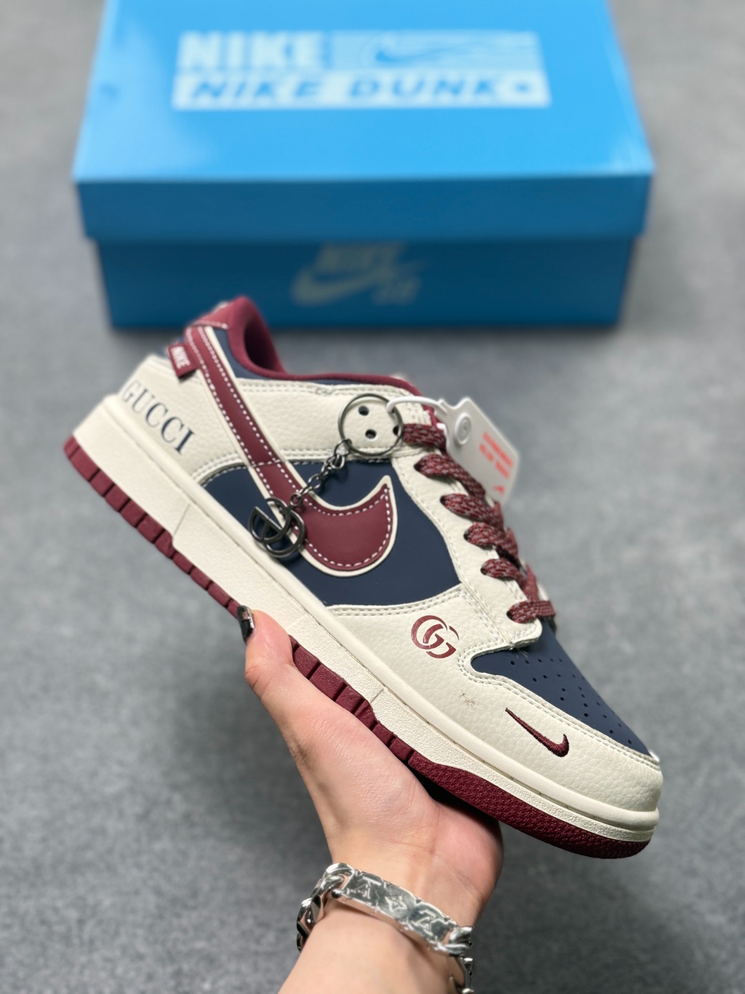 海外高端定制限量发售!Nike SB Dunk 古驰联名限定配色 复古米白藏青+酒红撞色 一眼沦陷的轻奢高级感💥 经典板鞋版型,上脚显瘦不挑腿型 软弹厚底,脚感舒适暴走无压力 低调双G刺绣+侧边GUCCI标识 细节拉满,小众不撞款 日常通勤|街头潮搭|穿搭炸场必备 潮人鞋柜必入的年度神仙颜值潮鞋 货号:DD1988-011 x69