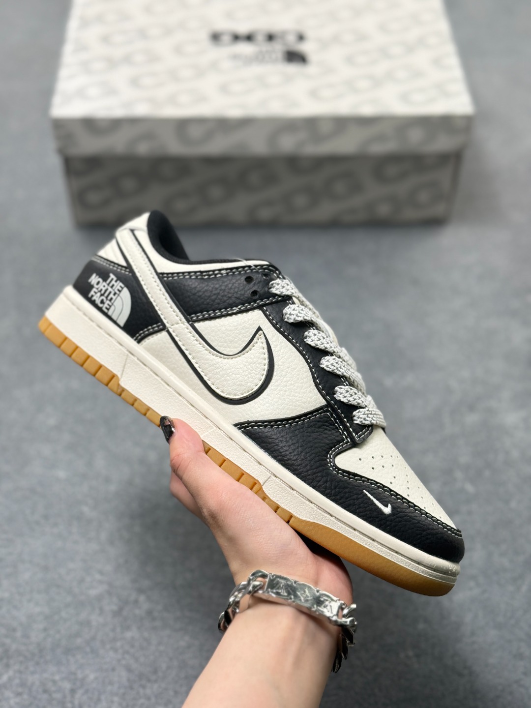黑白撞色 街头潮搭 SB DUNK LOW 经典低帮版型自带复古街头气场,黑白荔枝纹鞋面质感拉满,双勾设计与后跟TNF联名标识细节感爆棚,米白中底搭配生胶外底,兼顾抓地力与复古调性,百搭不挑风格,上脚秒变潮酷达人,轻松拿捏各种穿搭场景. 货号:XX3168-119 x69