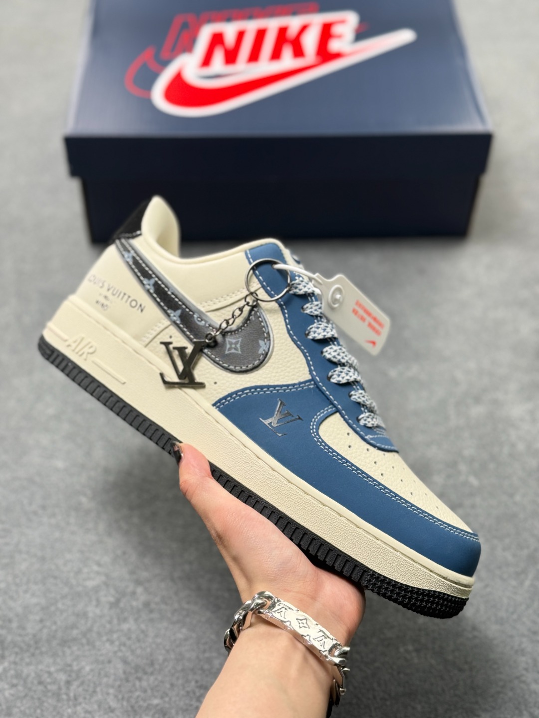 蓝白联名 轻奢潮范 AIR FORCE 1 经典空军版型自带百搭属性,蓝白撞色荔枝纹鞋面搭配LV老花Swoosh,后跟品牌标识与金属挂饰细节拉满,米白中底搭配黑色外底,脚感柔软回弹,兼具街头潮酷与轻奢质感,轻松适配日常各种穿搭风格. 货号:KL008 x69