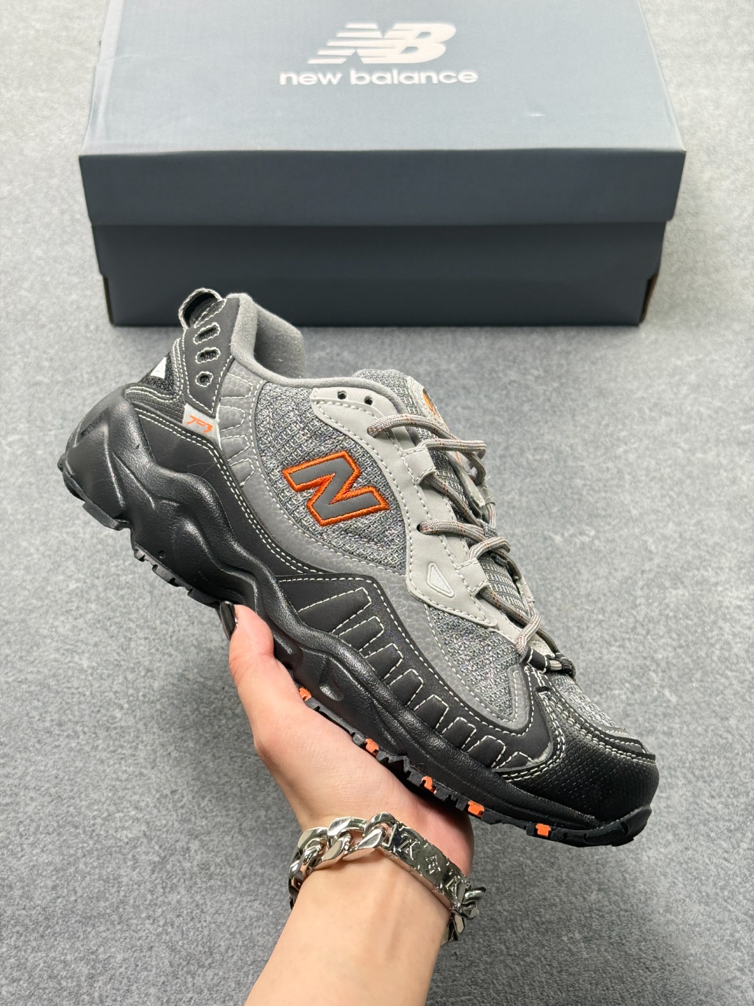 新百伦New Balance ML703系列复老古爹风休闲运动山越系野跑旅游鞋 New Balance 推出了 703 越野跑鞋时.隔 20 年,照遵 2000 年样的式,品以牌 ML703 的名新称重新带回款这跑鞋 货号:ML703BA x78