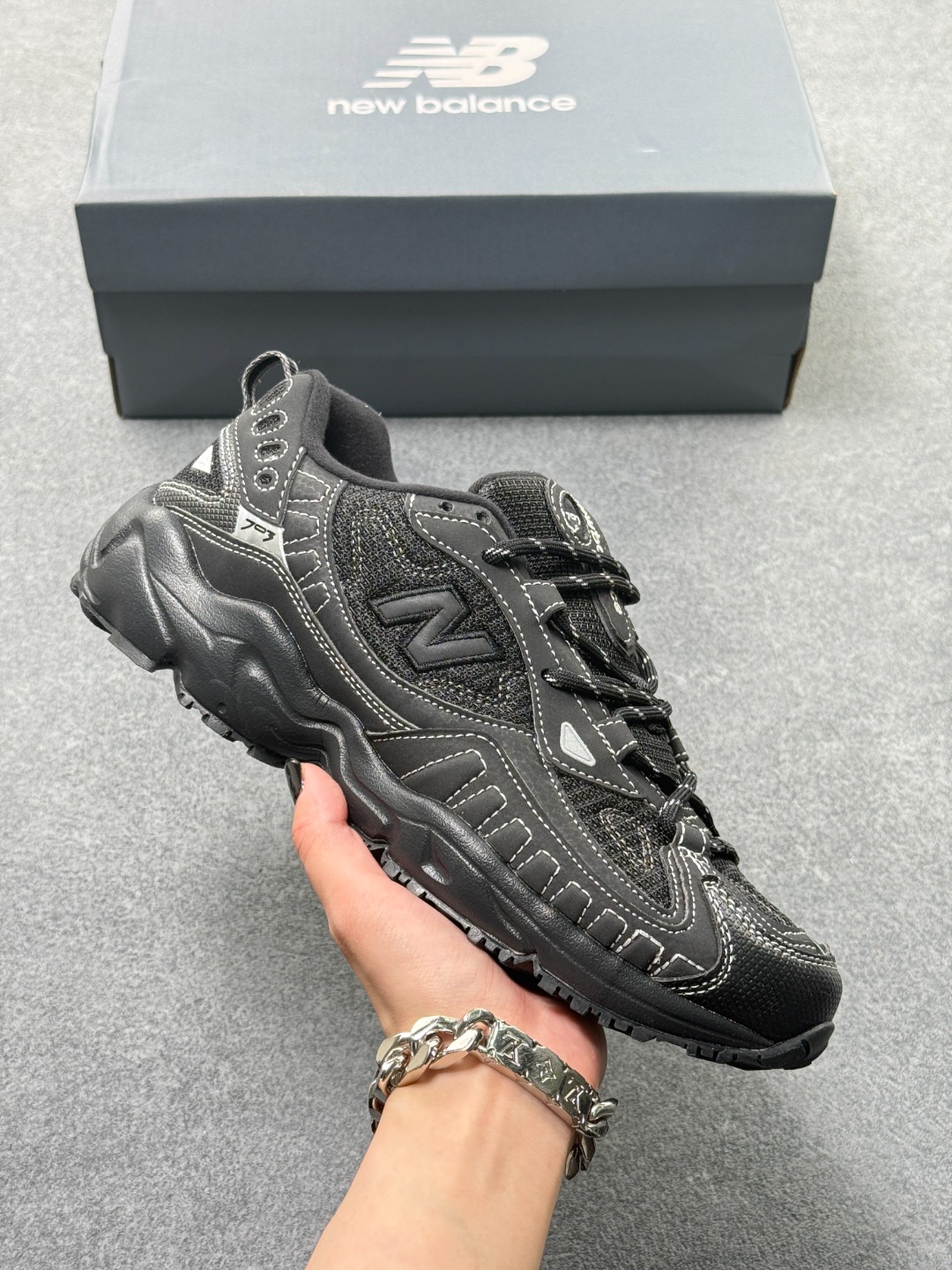 新百伦New Balance ML703系列复老古爹风休闲运动山越系野跑旅游鞋 New Balance 推出了 703 越野跑鞋时.隔 20 年,照遵 2000 年样的式,品以牌 ML703 的名新称重新带回款这跑鞋 货号:ML703CB x78