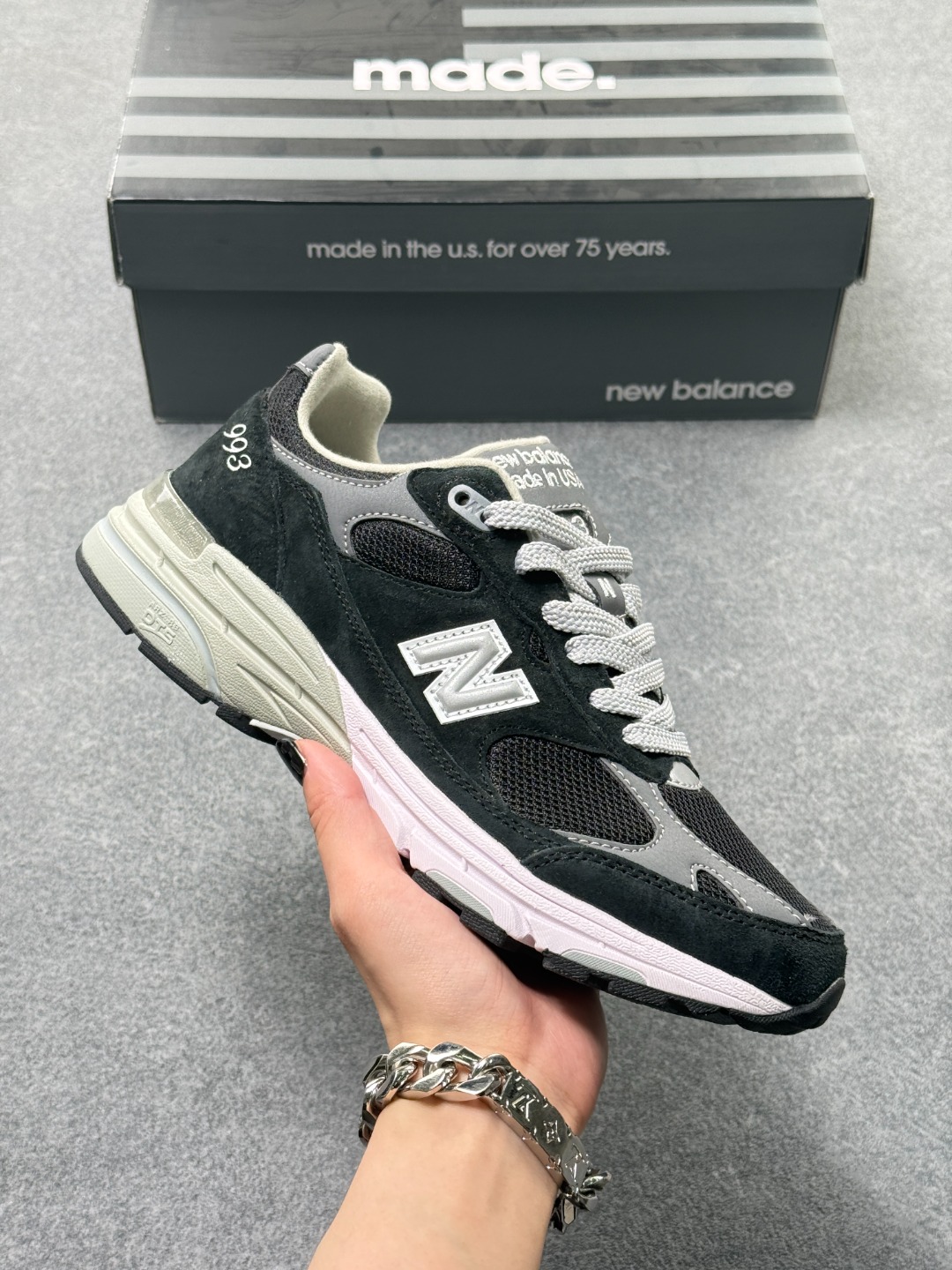 NEW BALANCE 新百伦 993系列美产老爹鞋总统经典复古运动鞋 纽巴伦 993总统慢跑鞋 卓越的舒适性与经典风格相得益彰,打造出我们的 Made in US 993 跑鞋.作为传奇 990 系列的最爱,993 具有灵敏的缓震和优质材料,适合跑步或全天穿着. ABZORB 中底通过缓冲和抗压性的组合来吸收冲击力 高级绒面革/网眼鞋面 ACTEVA缓震器提供多功能、灵活的支撑 全长橡胶外底,Ndurance橡胶鞋跟,增加耐用性,有助于减少鞋子的磨损. 货号:WR993BK 含半码x78