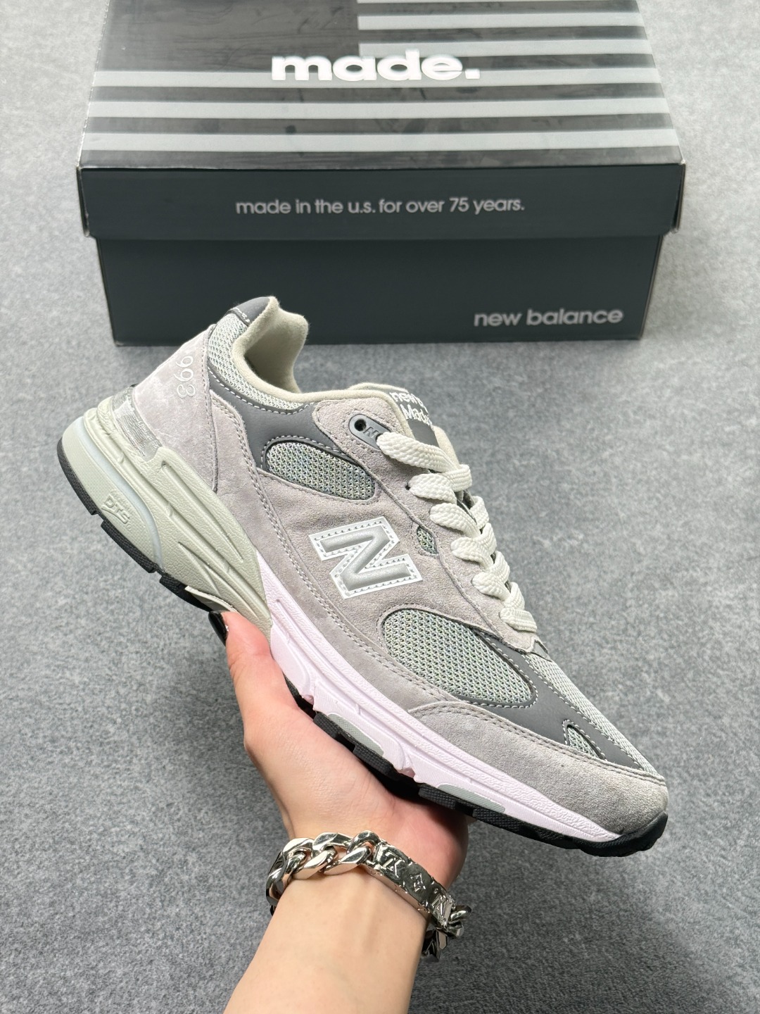 NEW BALANCE 新百伦 993系列美产老爹鞋总统经典复古运动鞋 纽巴伦 993总统慢跑鞋 卓越的舒适性与经典风格相得益彰,打造出我们的 Made in US 993 跑鞋.作为传奇 990 系列的最爱,993 具有灵敏的缓震和优质材料,适合跑步或全天穿着. ABZORB 中底通过缓冲和抗压性的组合来吸收冲击力 高级绒面革/网眼鞋面 ACTEVA缓震器提供多功能、灵活的支撑 全长橡胶外底,Ndurance橡胶鞋跟,增加耐用性,有助于减少鞋子的磨损. 货号:WR993GL 含半码x78