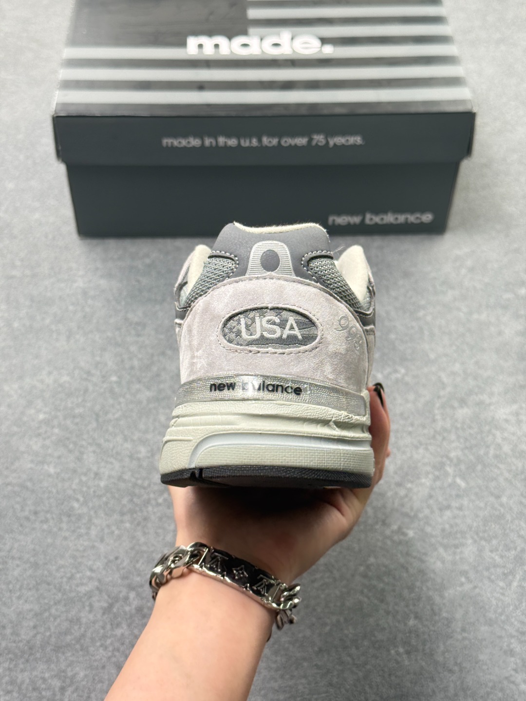 NEW BALANCE 新百伦 993系列美产老爹鞋总统经典复古运动鞋 纽巴伦 993总统慢跑鞋 卓越的舒适性与经典风格相得益彰,打造出我们的 Made in US 993 跑鞋.作为传奇 990 系列的最爱,993 具有灵敏的缓震和优质材料,适合跑步或全天穿着. ABZORB 中底通过缓冲和抗压性的组合来吸收冲击力 高级绒面革/网眼鞋面 ACTEVA缓震器提供多功能、灵活的支撑 全长橡胶外底,Ndurance橡胶鞋跟,增加耐用性,有助于减少鞋子的磨损. 货号:WR993GL 含半码x78
