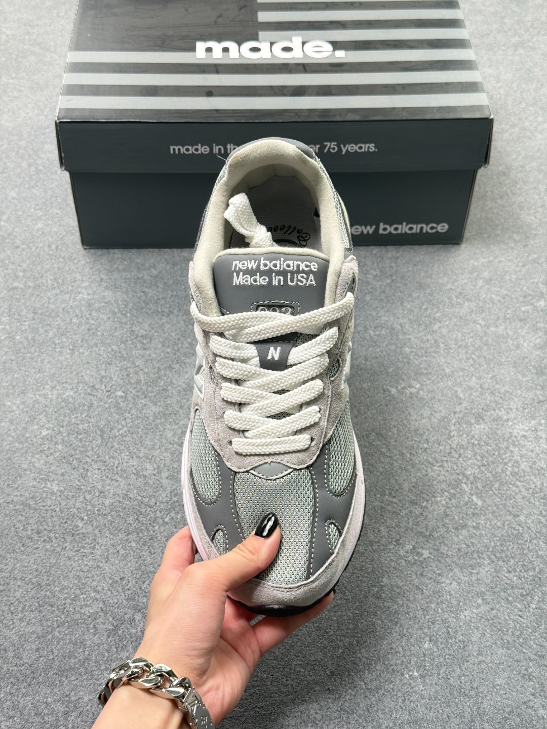 NEW BALANCE 新百伦 993系列美产老爹鞋总统经典复古运动鞋 纽巴伦 993总统慢跑鞋 卓越的舒适性与经典风格相得益彰,打造出我们的 Made in US 993 跑鞋.作为传奇 990 系列的最爱,993 具有灵敏的缓震和优质材料,适合跑步或全天穿着. ABZORB 中底通过缓冲和抗压性的组合来吸收冲击力 高级绒面革/网眼鞋面 ACTEVA缓震器提供多功能、灵活的支撑 全长橡胶外底,Ndurance橡胶鞋跟,增加耐用性,有助于减少鞋子的磨损. 货号:WR993GL 含半码x78
