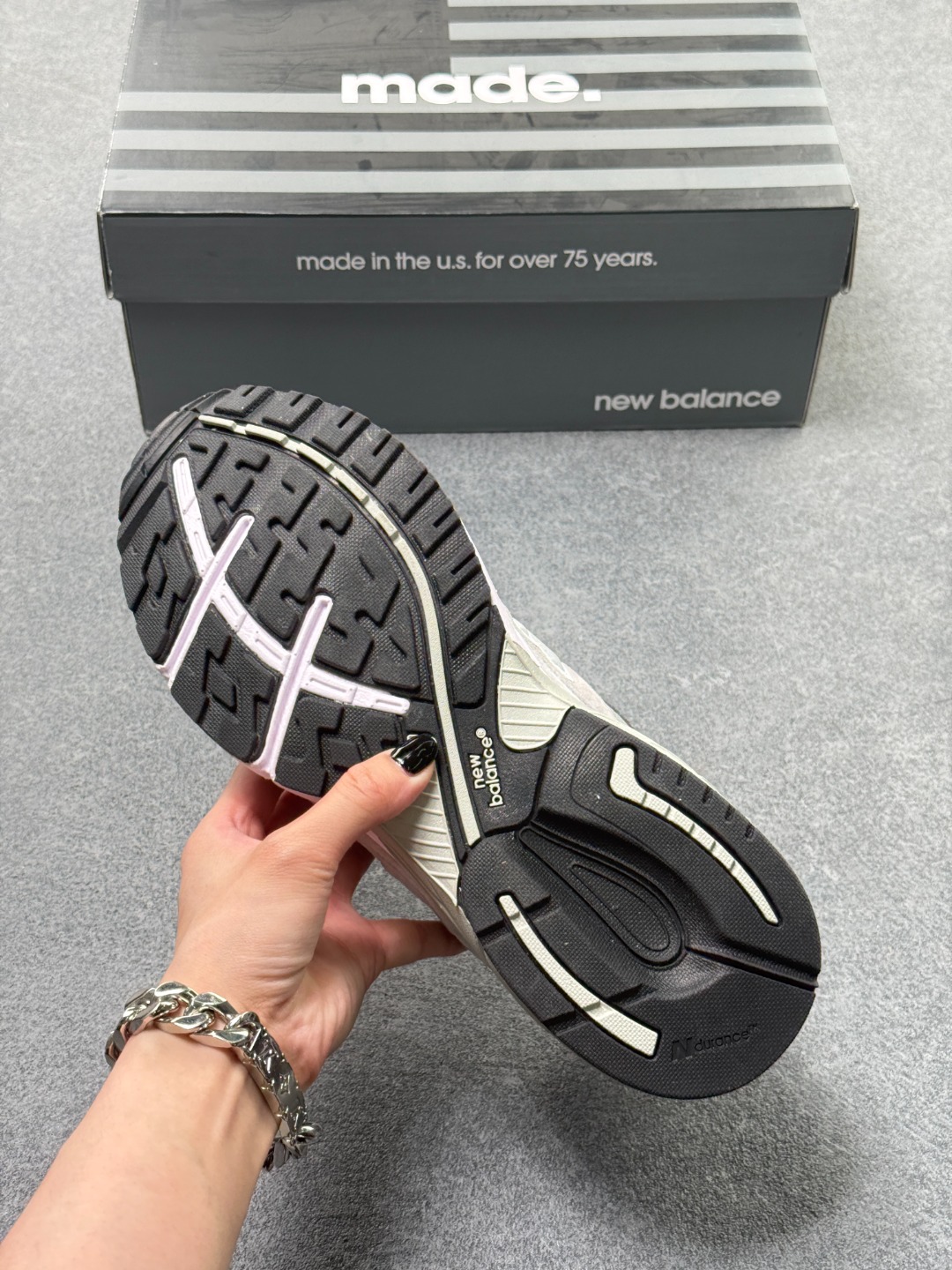 NEW BALANCE 新百伦 993系列美产老爹鞋总统经典复古运动鞋 纽巴伦 993总统慢跑鞋 卓越的舒适性与经典风格相得益彰,打造出我们的 Made in US 993 跑鞋.作为传奇 990 系列的最爱,993 具有灵敏的缓震和优质材料,适合跑步或全天穿着. ABZORB 中底通过缓冲和抗压性的组合来吸收冲击力 高级绒面革/网眼鞋面 ACTEVA缓震器提供多功能、灵活的支撑 全长橡胶外底,Ndurance橡胶鞋跟,增加耐用性,有助于减少鞋子的磨损. 货号:WR993GL 含半码x78