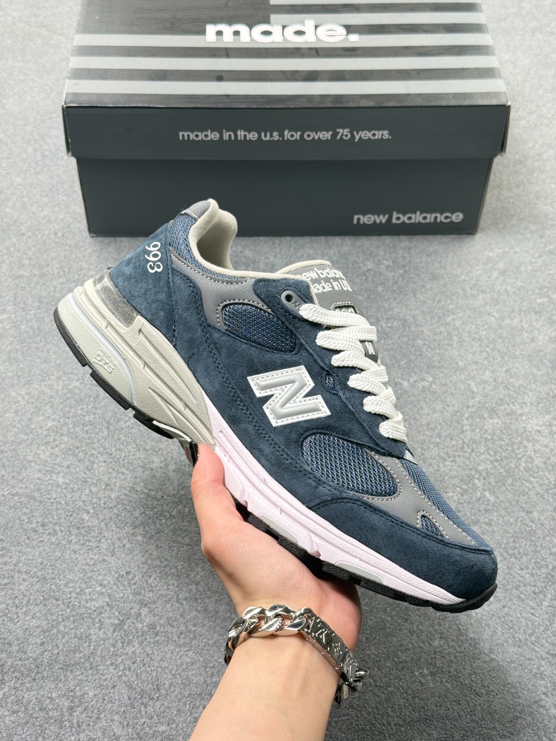 NEW BALANCE 新百伦 993系列美产老爹鞋总统经典复古运动鞋 纽巴伦 993总统慢跑鞋 卓越的舒适性与经典风格相得益彰,打造出我们的 Made in US 993 跑鞋.作为传奇 990 系列的最爱,993 具有灵敏的缓震和优质材料,适合跑步或全天穿着. ABZORB 中底通过缓冲和抗压性的组合来吸收冲击力 高级绒面革/网眼鞋面 ACTEVA缓震器提供多功能、灵活的支撑 全长橡胶外底,Ndurance橡胶鞋跟,增加耐用性,有助于减少鞋子的磨损. 货号:WR993NV 含半码x78