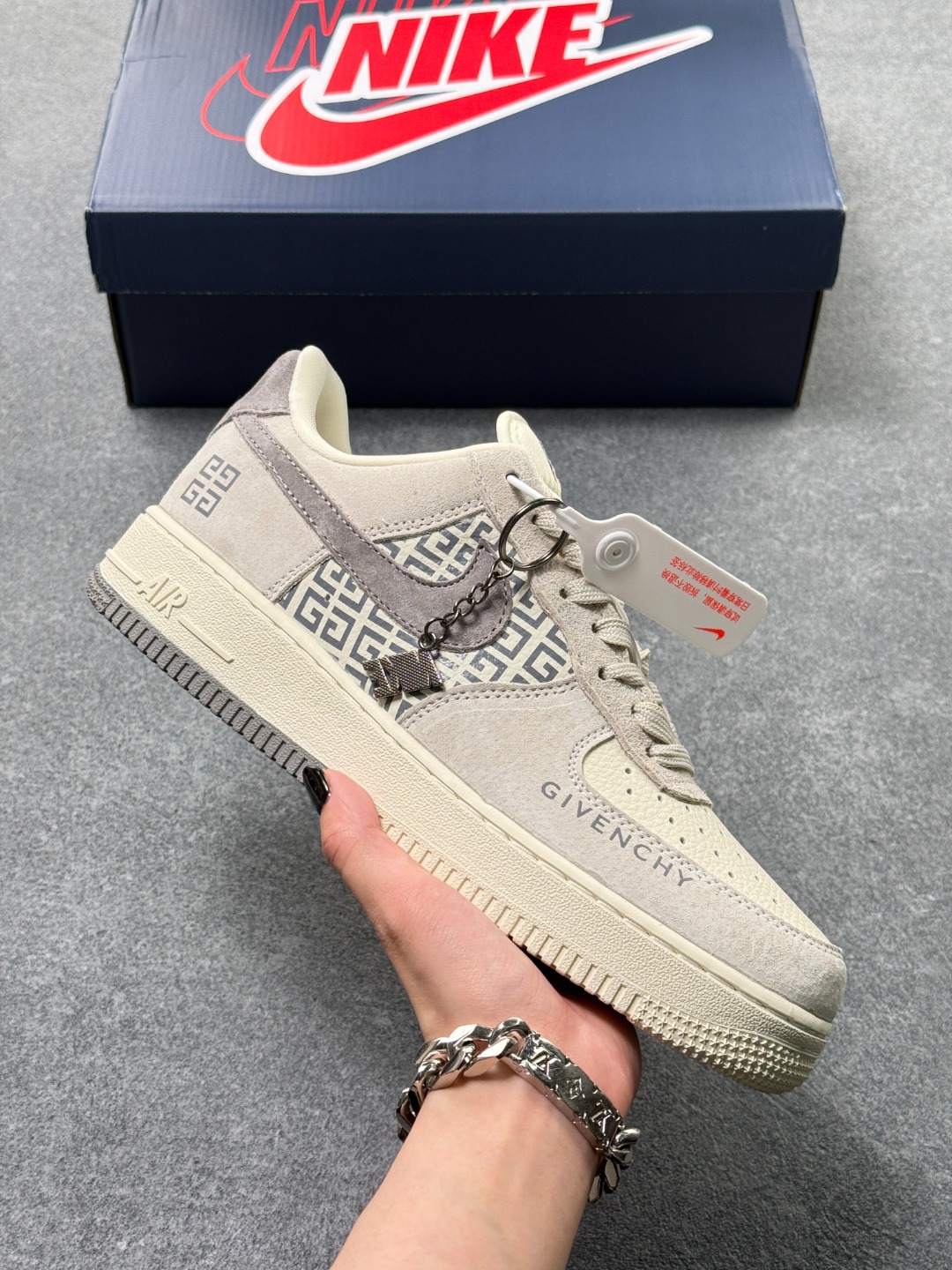 潮鞋界王炸登场AIR FORCE 1,纪梵希联名限定款,米白荔枝纹搭配灰色翻毛皮,质感直接拉满!侧面纪梵希回纹印花+品牌标识,双勾设计搭配金属挂饰,细节超有辨识度.经典空军一号低帮版型,上脚轻盈百搭,日常通勤、街头穿搭都能轻松驾驭,是鞋柜里的必入款. 货号:KL009 X69