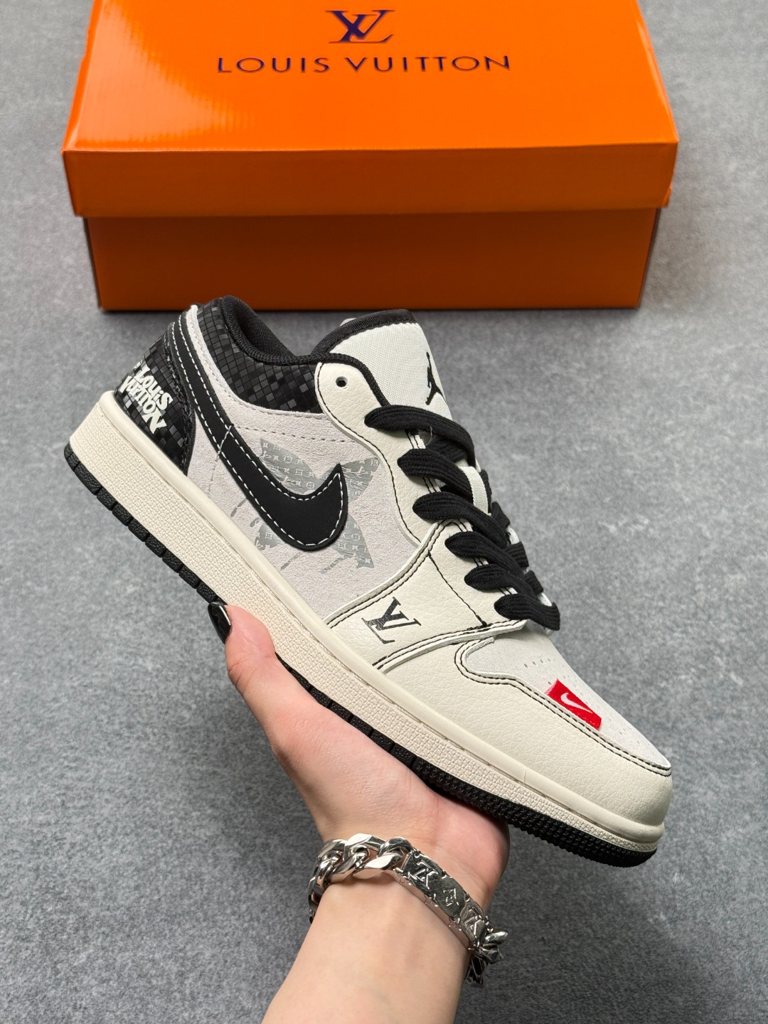 高奢潮鞋天花板AIR JORDAN 1,LV联名限定款太绝了!黑白撞色搭配LV老花元素,鞋头红标+侧部LV标识,黑勾搭配泼墨图案细节拉满.经典AJ1低帮版型,皮质面料质感高级,黑白配色百搭不挑衣,不管是休闲风还是街头风都能完美适配,上脚自带贵气感. 货号:CW6688-105 x69