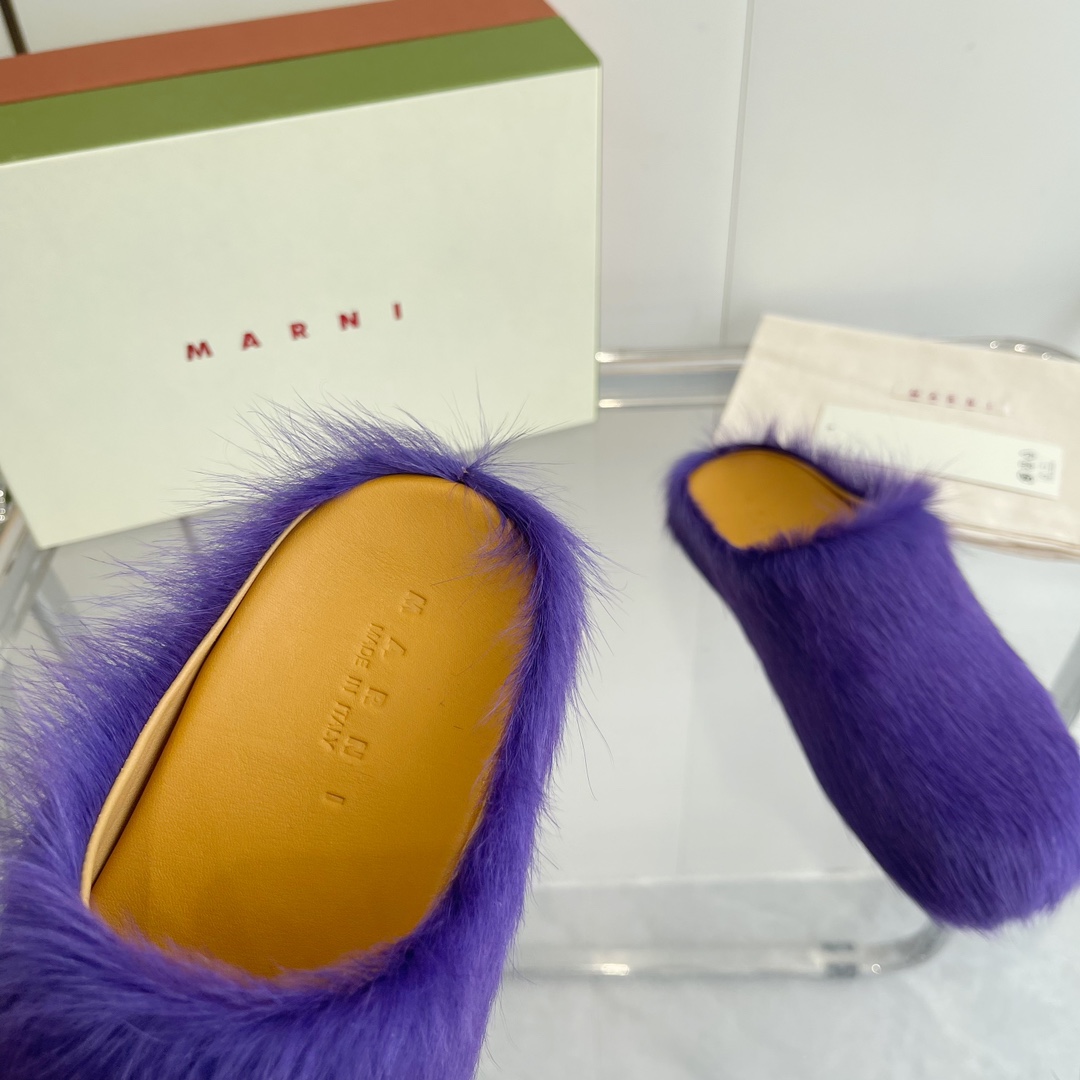 “Female and Male MARNI Sabot Shoes: Beauty, Confidence, and Comfort in Every Step” - 图片 5
