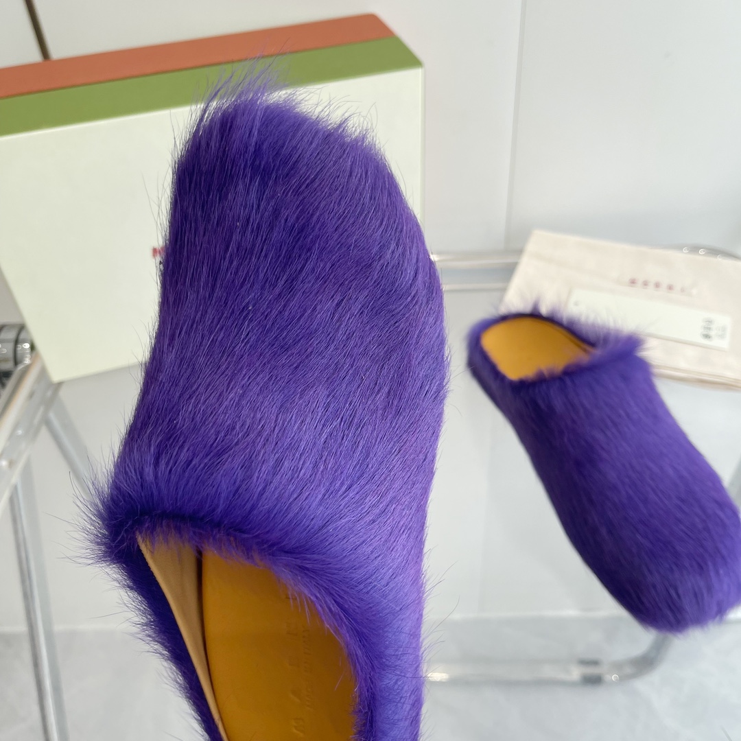 “Female and Male MARNI Sabot Shoes: Beauty, Confidence, and Comfort in Every Step” - 图片 6