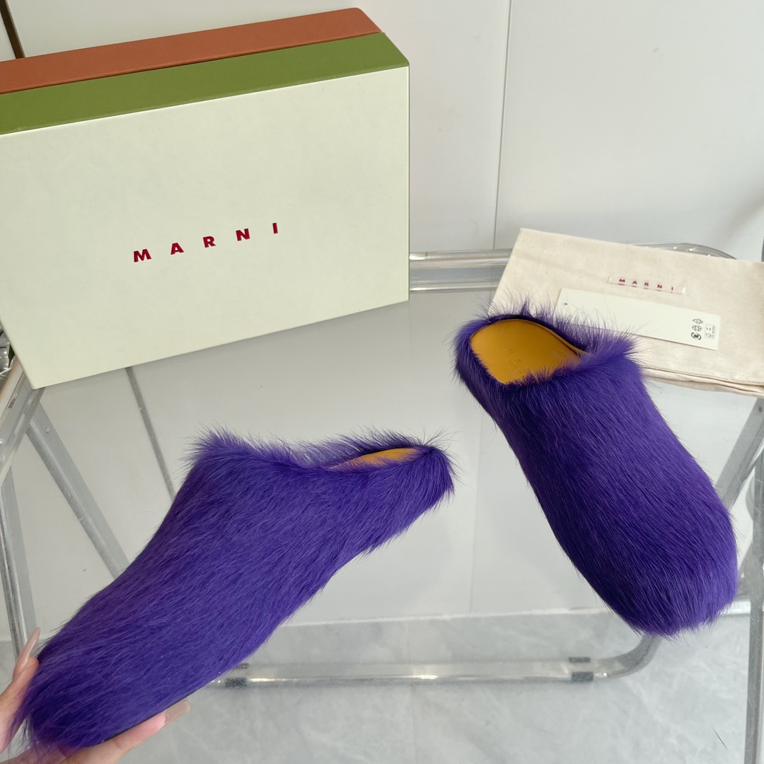 “Female and Male MARNI Sabot Shoes: Beauty, Confidence, and Comfort in Every Step” - 图片 4