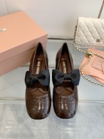 456270¥ 🔥🔥 MIU MIU 🔥🔥Miu Miu SS25 passerella di inizio primavera nuovo stile tacco spesso, punta rotonda Mary Jane con fiocco e cinturino elastico, alla moda e semplice, altezza maggiorata e versatile, super bella ai piedi Materiale: pelle verniciata importata Fodera: pelle di pecora. Suola: vera pelle italiana. Altezza tacco inferiore: 3,5 cm 35-41 (40 41 personalizzato). 1 456270¥ 🔥🔥 MIU MIU 🔥🔥Miu Miu SS25 passerella di inizio primavera nuovo stile tacco spesso, punta rotonda Mary Jane con fiocco e cinturino elastico, alla moda e semplice, altezza maggiorata e versatile, super bella ai piedi Materiale: pelle verniciata importata Fodera: pelle di pecora. Suola: vera pelle italiana. Altezza tacco inferiore: 3,5 cm 35-41 (40 41 personalizzato).