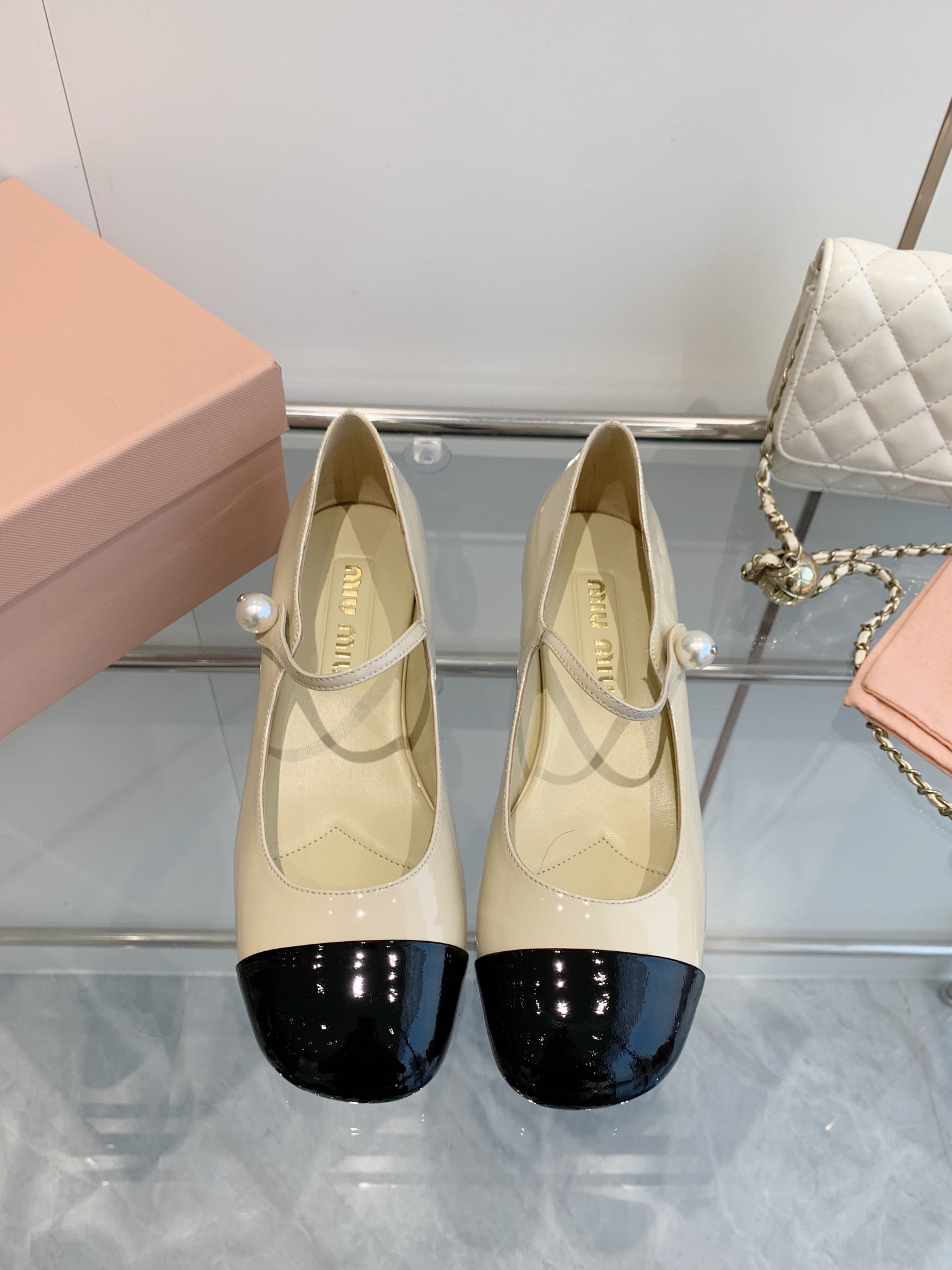 NO:129939,MIU MIU SS25 early spring show new style thick heel round head Mary Jane bow elastic single shoes fashionable and simple, height-enhanced and versatile, super beautiful on the feet Fabric: imported patent leather Inner footbed: sheepskin Outsole: Italian leather outsole Heel height: 3.5CM 35-41 (40 41 customization), Mary Jane, miumiu, mary jane, sheepskin, Leather soles19860909MIU MIU 缪缪 SS25早春走秀新款 粗跟圆头玛丽珍蝴蝶结松紧带单鞋 时尚简约,增高又百搭,上脚超好看 面料:进口漆皮 内里垫脚:羊皮 大底:意大利真皮大底 跟高:3.5CM 35-41（40 41定制）,玛丽珍,miumiu,mary jane,sheepskin,Leather soles,Women's Shoes