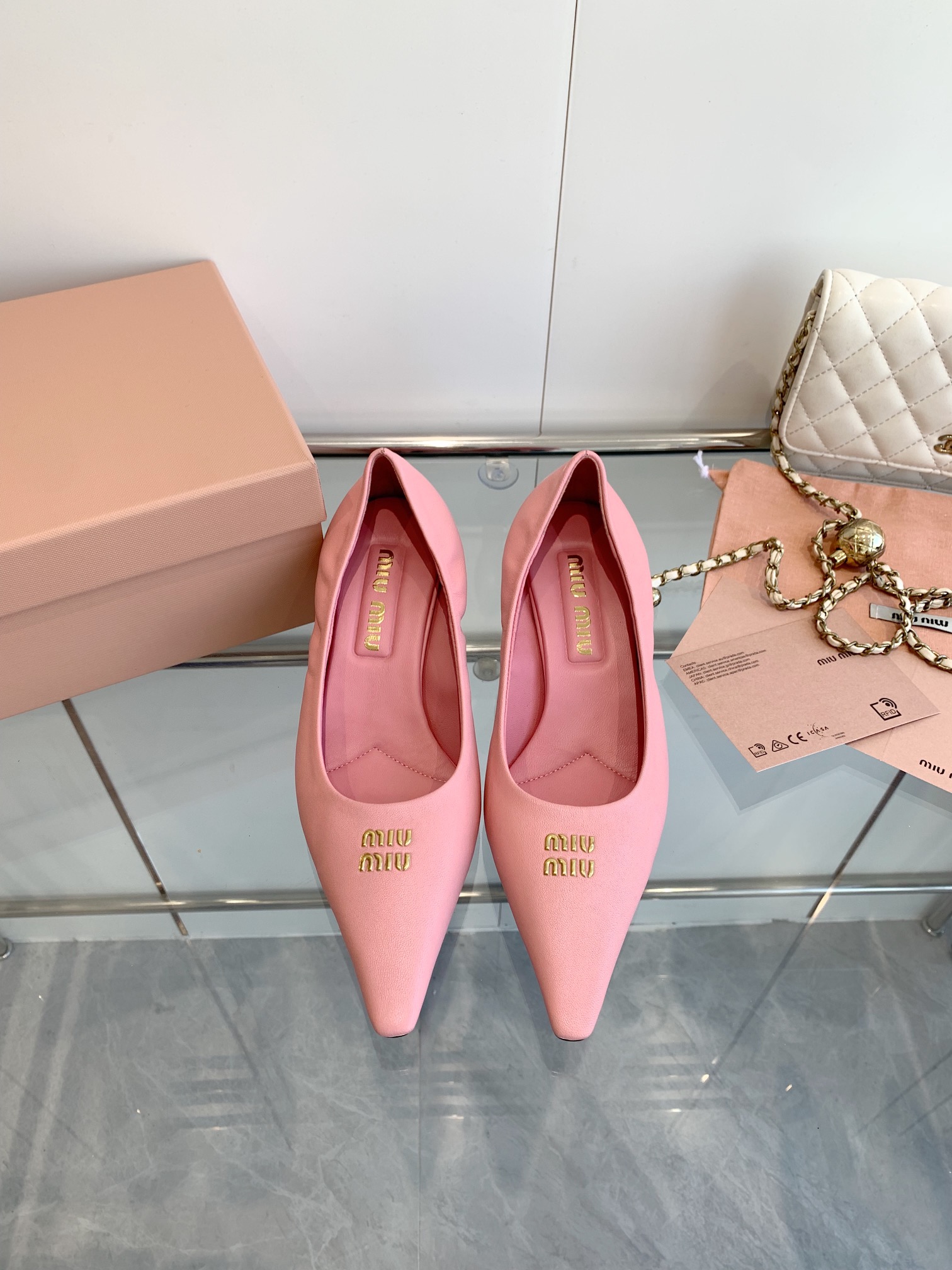 NO:262508,Miu Miu 25 SS early spring new style pointed toe high heels show style is perfect for the foot, original fabric plant soft sheepskin inner foot pad: sheepskin heel height 5.5cm outsole Italian leather outsole size 35-39 (40 custom made without return), high heels single shoes, miumiu, high heels, sheepskin, Leather soles19860909Miu Miu 缪缪 25 SS早春新款 尖头高跟鞋走秀款上脚非常完美 面料原版植柔羊皮 内里垫脚:羊皮 跟高5.5cm 大底意大利真皮大底 码数35-39(40定做不退）,高跟鞋单鞋,miumiu,high heels,sheepskin,Leather soles,Women's Shoes