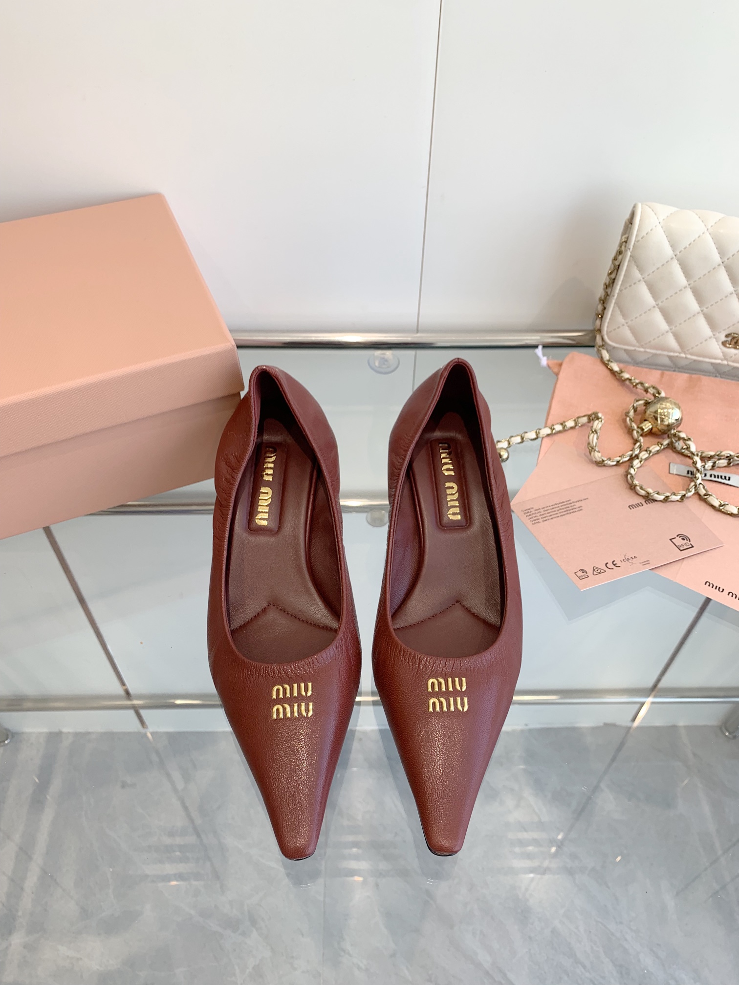 NO:262488,Miu Miu 25 SS early spring new style pointed toe high heels catwalks are perfect for the foot, original fabric planted soft sheepskin inner foot pad: sheepskin heel height 4 cm outsole Italian leather outsole size 35-39 (40 custom made without return), high heels single shoes, miumiu, high heels, sheepskin, Leather soles19860909Miu Miu 缪缪 25 SS早春新款 尖头高跟鞋走秀款上脚非常完美 面料原版植柔羊皮 内里垫脚:羊皮 跟高4 cm 大底意大利真皮大底 码数35-39(40定做不退）,高跟鞋单鞋,miumiu,high heels,sheepskin,Leather soles,Women's Shoes