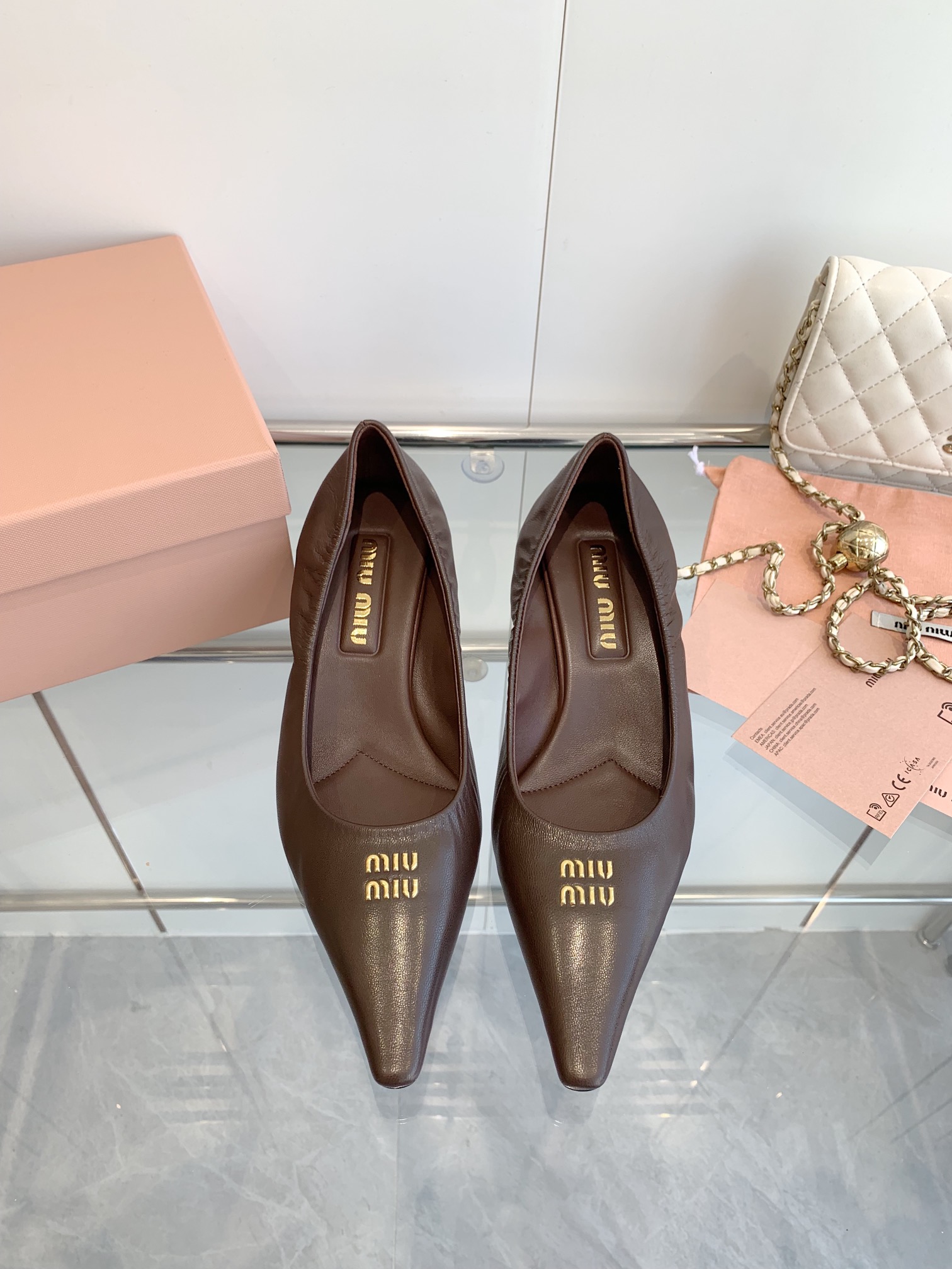 NO:262490,Miu Miu 25 SS early spring new style pointed toe high heels catwalk style is perfect for the foot, original fabric plant soft sheepskin inner foot pad: sheepskin Heel height: 5.5cm outsole Italian leather outsole size 35-39 (40 custom made without return), high heels single shoes, miumiu, high heels, sheepskin, Leather soles19860909Miu Miu 缪缪 25 SS早春新款 尖头高跟鞋走秀款上脚非常完美 面料原版植柔羊皮 内里垫脚:羊皮 跟高: 5.5cm 大底意大利真皮大底 码数35-39(40定做不退）,高跟鞋单鞋,miumiu,high heels,sheepskin,Leather soles,Women's Shoes