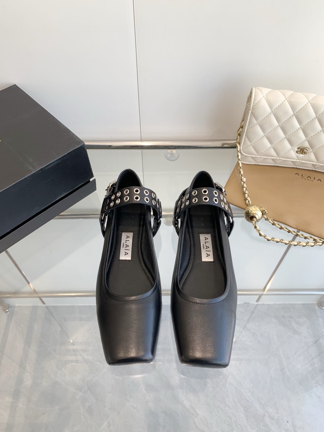 NO:262491,ALAIA 25SS French Fairy Ballet Calfskin Flat Dance Shoes!  Azzedine Alaia French first-line luxury brand The last craftsman in the fashion industry Fabric: calfskin Inner: imported sheepskin footbed: imported sheepskin Outsole: genuine leather outsole Size 35/41 (40-41 custom made without return or exchange), ballet shoes, alaia, cowhide, sheepskin, Leather soles19860909ALAIA 阿莱亚25SS 法式仙女芭蕾舞小牛皮平底跳舞鞋！ Azzedine Alaia 法国一线奢侈品牌 时尚界最后的手艺人 面料: 小牛皮 内里: 进口羊皮里 垫脚: 进口羊皮 大底: 真皮大底 码数35/41（40-41定做不退不换）,芭蕾舞鞋,alaia,cowhide,sheepskin,Leather soles,Women's Shoes