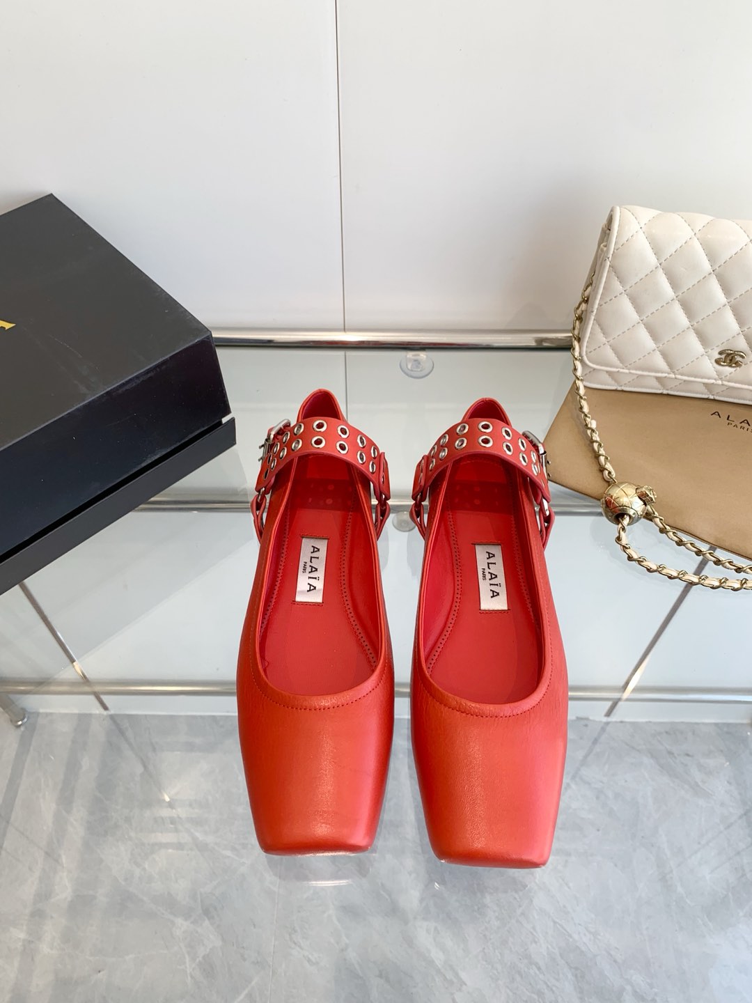 NO:262495,ALAIA 25SS French Fairy Ballet Calfskin Flat Dance Shoes!  Azzedine Alaia French first-line luxury brand The last craftsman in the fashion industry Fabric: calfskin Inner: imported sheepskin footbed: imported sheepskin Outsole: genuine leather outsole Size 35/41 (40-41 custom made without return or exchange), ballet shoes, alaia, cowhide, sheepskin, Leather soles19860909ALAIA 阿莱亚25SS 法式仙女芭蕾舞小牛皮平底跳舞鞋！ Azzedine Alaia 法国一线奢侈品牌 时尚界最后的手艺人 面料: 小牛皮 内里: 进口羊皮里 垫脚: 进口羊皮 大底: 真皮大底 码数35/41（40-41定做不退不换）,芭蕾舞鞋,alaia,cowhide,sheepskin,Leather soles,Women's Shoes