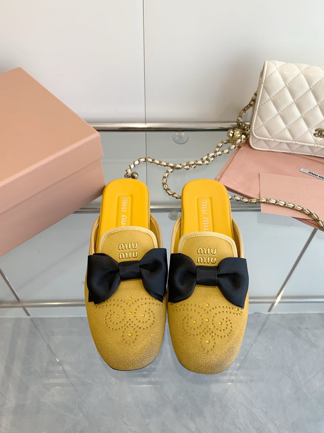 NO:262497,Miu Miu 25SS early spring new style ballet retro old polished bow upper cowhide cowhide cow leather cattle back velvet imported sheepskin foot pad: imported sheepskin outsole outsole size: 35-41 (40-41 custom made without return or exchange), semi-smooth ballet shoes, miumiu, cowhide, sheepskin19860909Miu Miu 缪缪25SS 早春新款 芭蕾舞复古做旧擦色蝴蝶结 鞋面牛皮 牛反绒 内里进口羊皮 垫脚:进口羊皮 大底:原版橡胶大底 码数: 35-41（40-41订做不退换）,半拖芭蕾舞鞋,miumiu,cowhide,sheepskin,Women's Shoes
