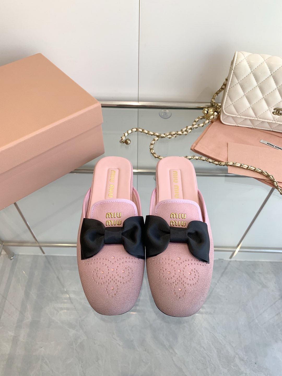 NO:262500,Miu Miu 25SS early spring new style ballet retro old polished bow upper cowhide cowhide cowhide cowhide inner imported sheepskin footbed: imported sheepskin outsole: original rubber outsole size: 35-41 (40-41 custom made without return or exchange), semi-smooth ballet shoes, miumiu, cowhide, sheepskin19860909Miu Miu 缪缪25SS 早春新款 芭蕾舞复古做旧擦色蝴蝶结 鞋面牛皮 牛反绒 内里进口羊皮 垫脚:进口羊皮 大底:原版橡胶大底 码数: 35-41（40-41订做不退换）,半拖芭蕾舞鞋,miumiu,cowhide,sheepskin,Women's Shoes