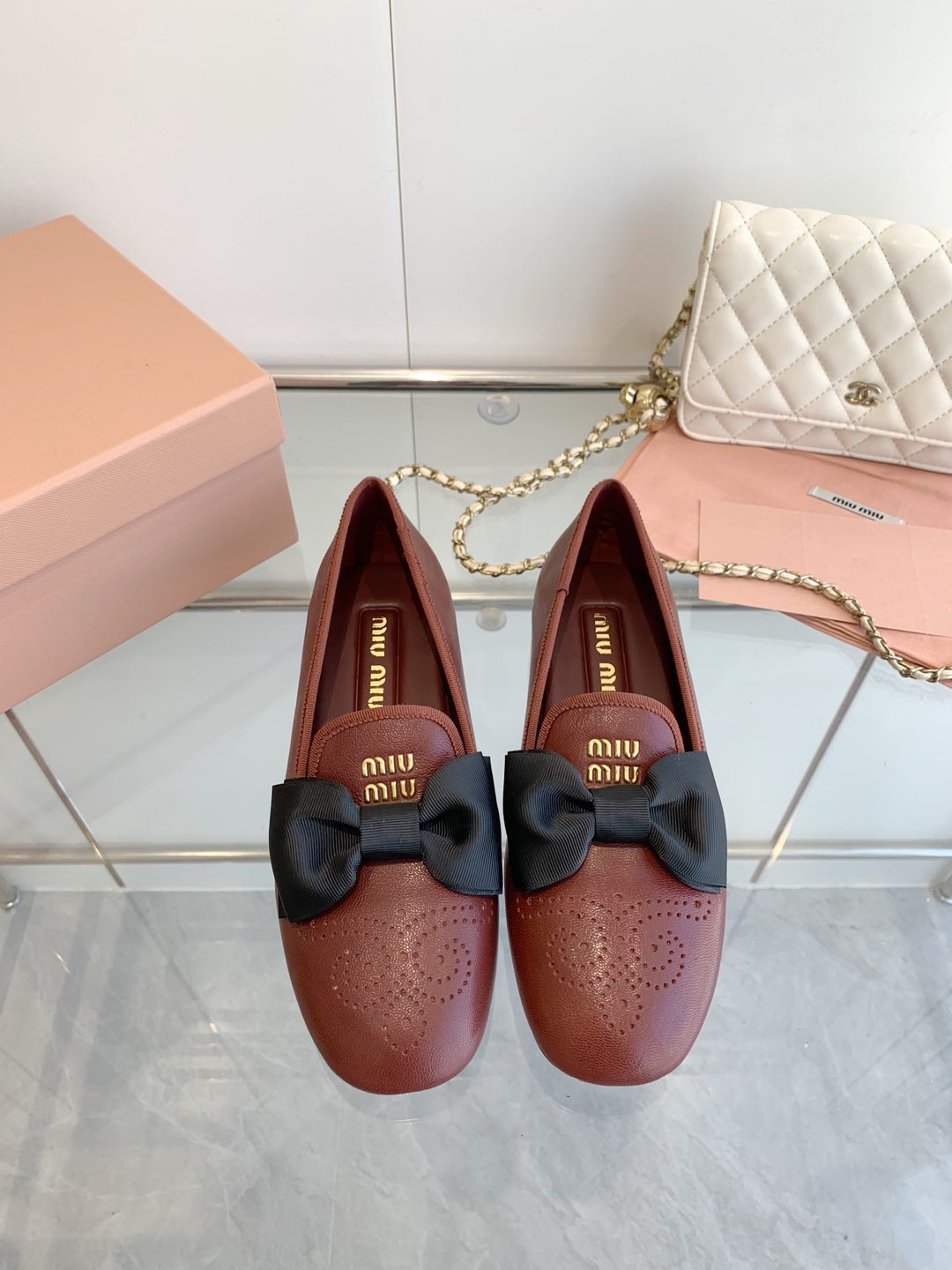 NO:262503,Miu Miu 25SS early spring new style ballet retro old polished bow upper cowhide cowhide cowhide cowhide inner imported sheepskin footbed: imported sheepskin outsole: original rubber outsole size: 35-41 (40-41 custom made without return or exchange), semi-smooth ballet shoes, miumiu, cowhide, sheepskin19860909Miu Miu 缪缪25SS 早春新款 芭蕾舞复古做旧擦色蝴蝶结 鞋面牛皮 牛反绒 内里进口羊皮 垫脚:进口羊皮 大底:原版橡胶大底 码数: 35-41（40-41订做不退换）,半拖芭蕾舞鞋,miumiu,cowhide,sheepskin,Women's Shoes