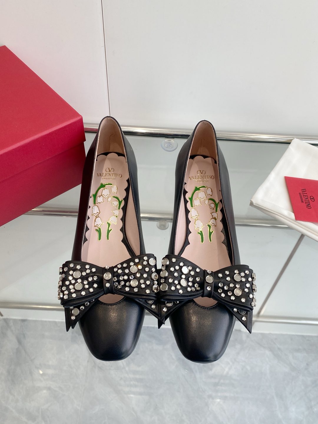 NO:262506,Valentino 25SS early spring new bow mid-heel single shoe, upper imported sheepskin inner lining: imported sheepskin footbed imported sheepskin outsole Italian genuine leather outsole heel height 3.5cm size 35-39 (40.41 custom made without return and exchange), single shoe sandals, valentino, valentino, sandals, sheepskin, Leather soles19860909Valentino华伦天奴25SS早春新款蝴蝶结中跟单鞋 鞋面进口羊皮 内里:进口羊皮 垫脚进口羊皮 大底意大利真皮大底 跟高3.5cm 码数35-39（40.41定制不退换）,单鞋凉鞋,valentino,valentino,sandals,sheepskin,Leather soles,Women's Shoes