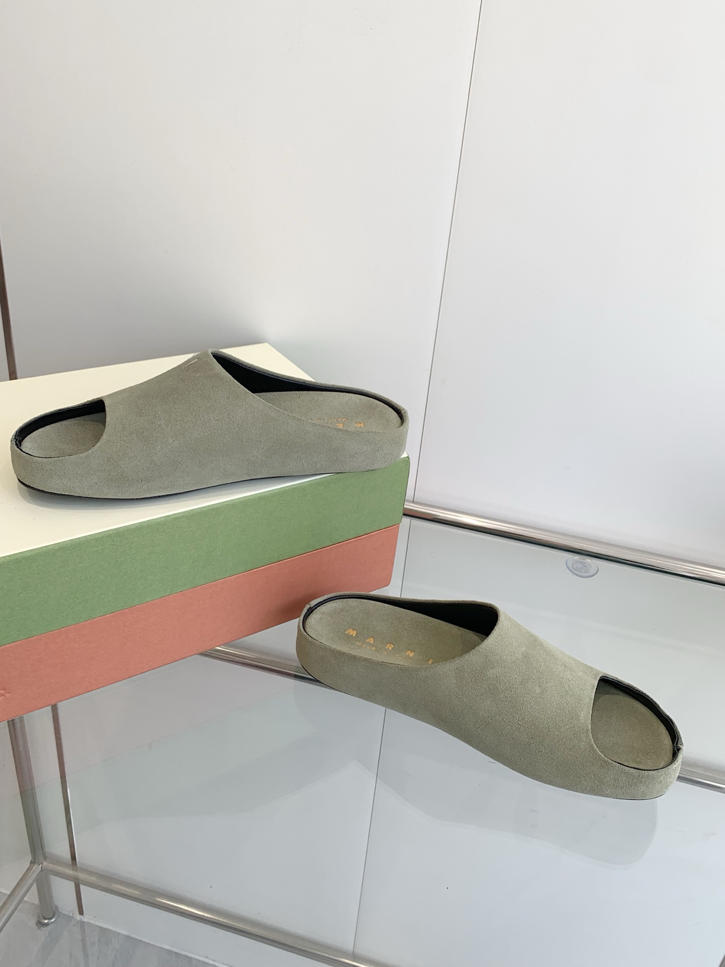 “Marni Banana Slipper: High-Sensored Fashion with Hand-Sewn Logo” - 图片 9