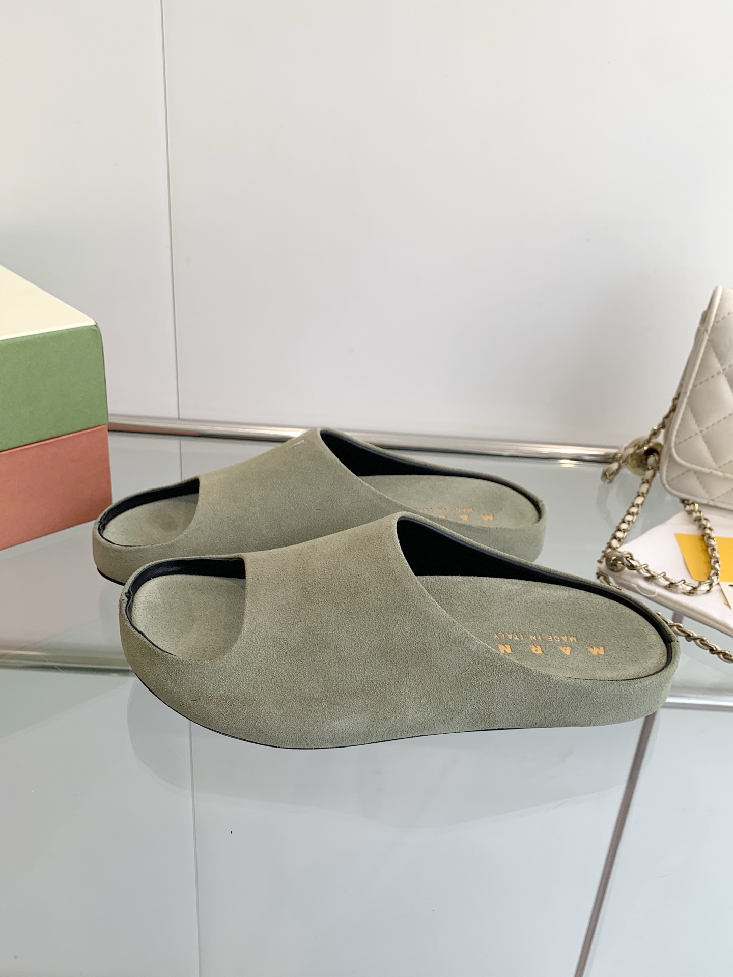 “Marni Banana Slipper: High-Sensored Fashion with Hand-Sewn Logo” - 图片 2