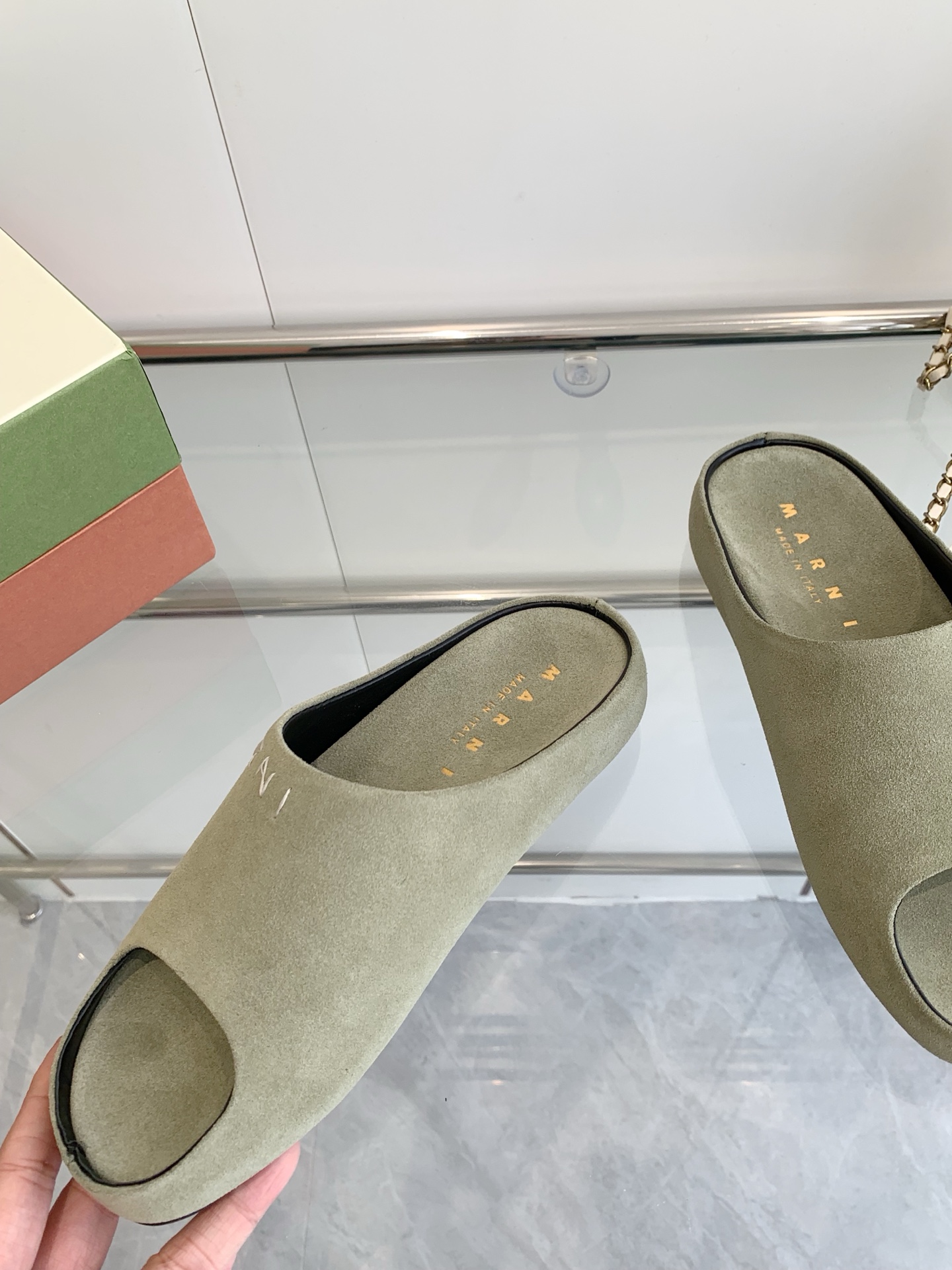 “Marni Banana Slipper: High-Sensored Fashion with Hand-Sewn Logo” - 图片 4