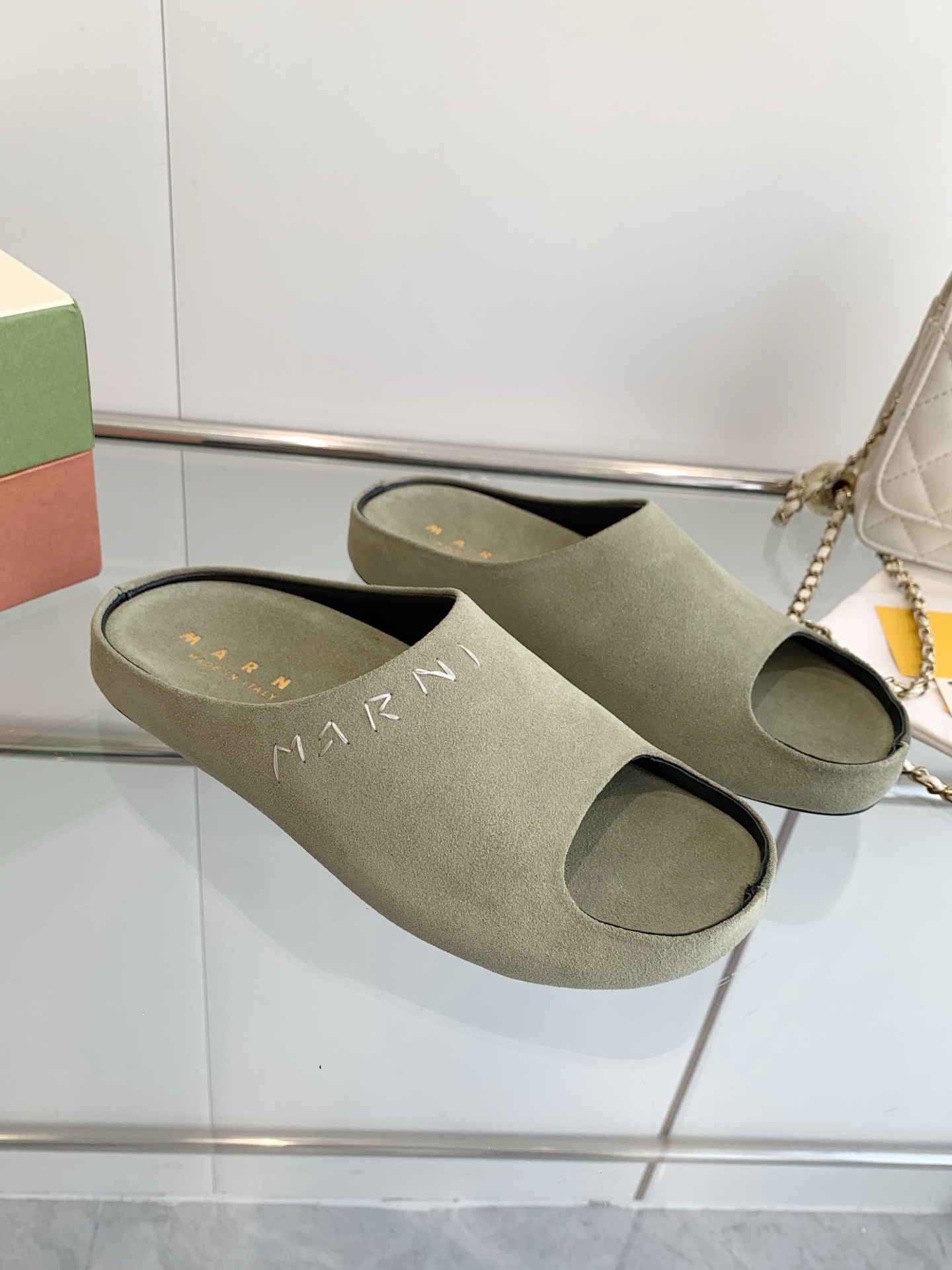 “Marni Banana Slipper: High-Sensored Fashion with Hand-Sewn Logo” - 图片 3