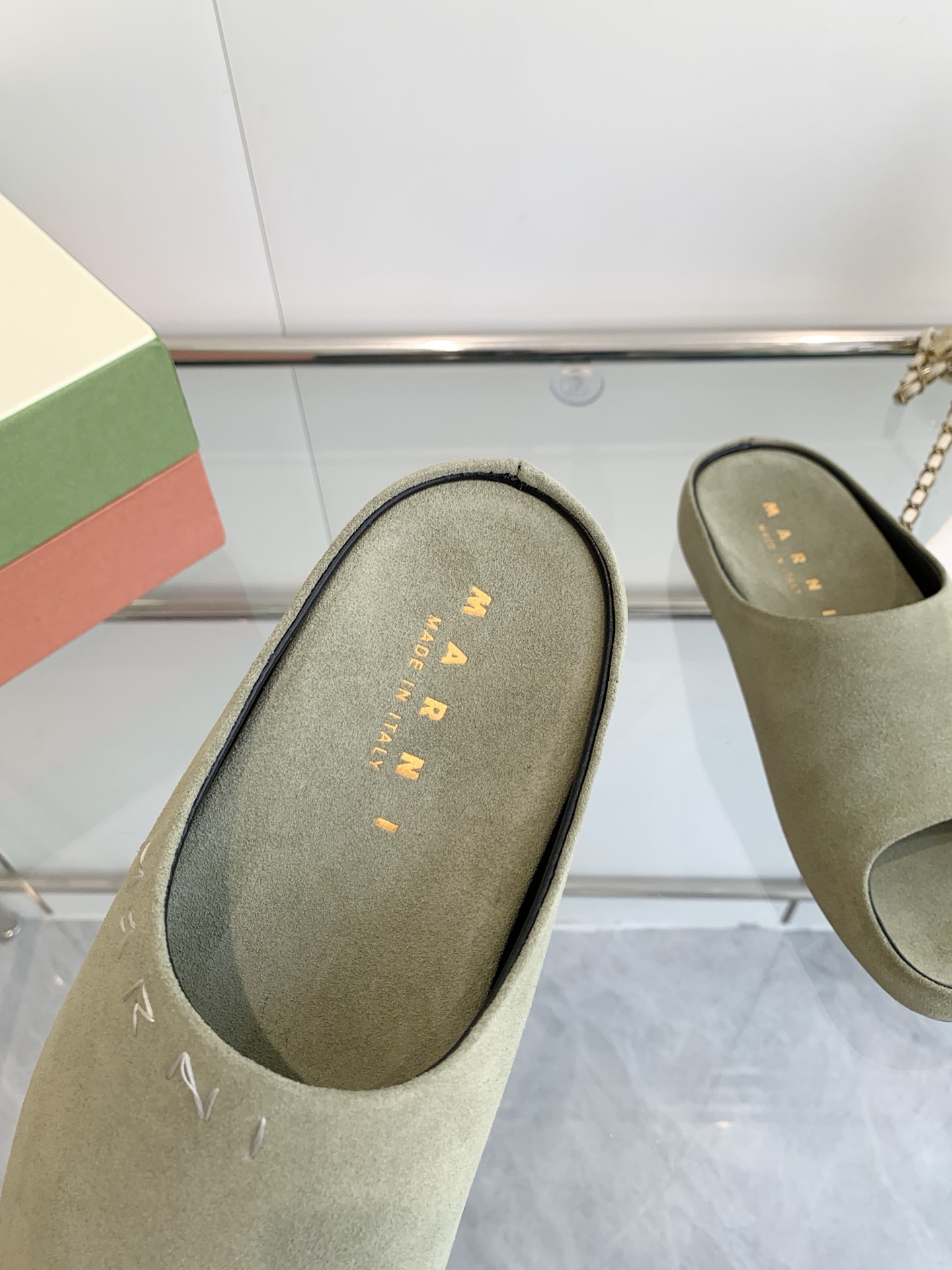 “Marni Banana Slipper: High-Sensored Fashion with Hand-Sewn Logo” - 图片 5