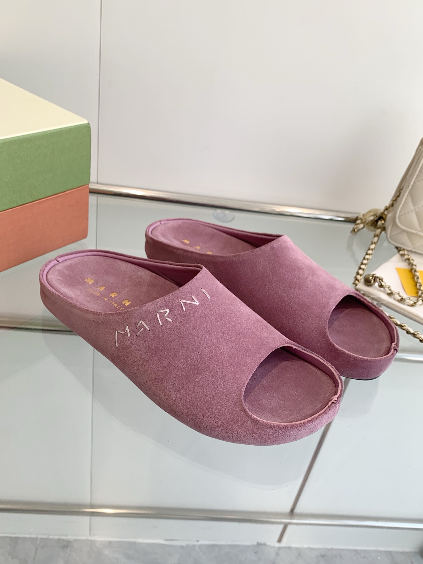 Marni Banana Slipper: Hand-Sewn Logo, High-Sensored Fashion for Women and Men - 图片 3