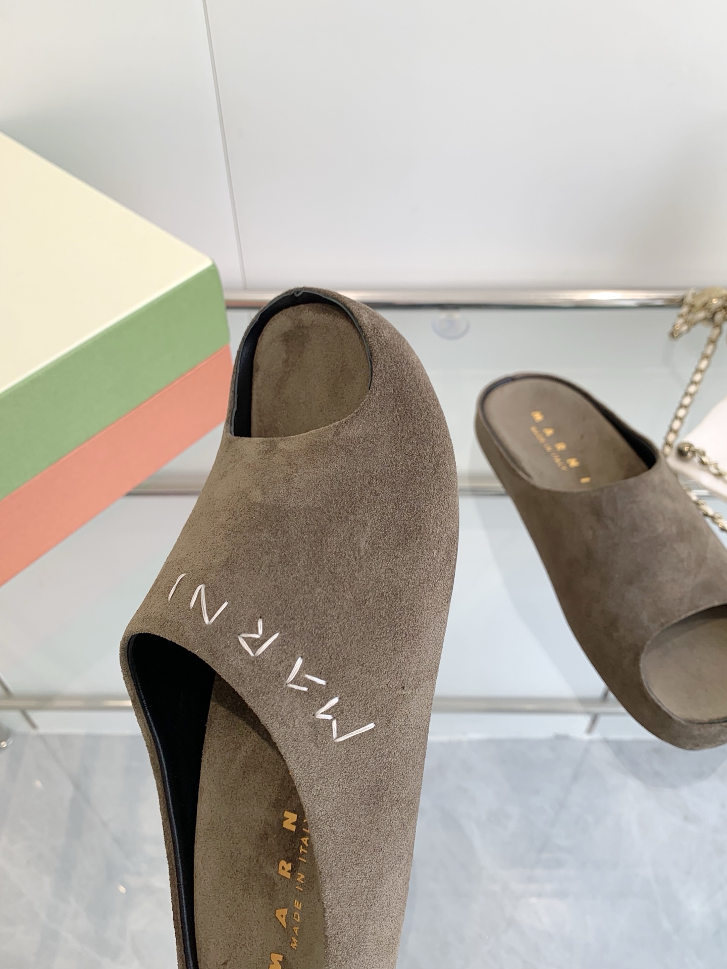 Marni’s High-Sensored Banana Slipper: Fashionable, Hand-Sewn Logo, Sheepskin Inner - 图片 7