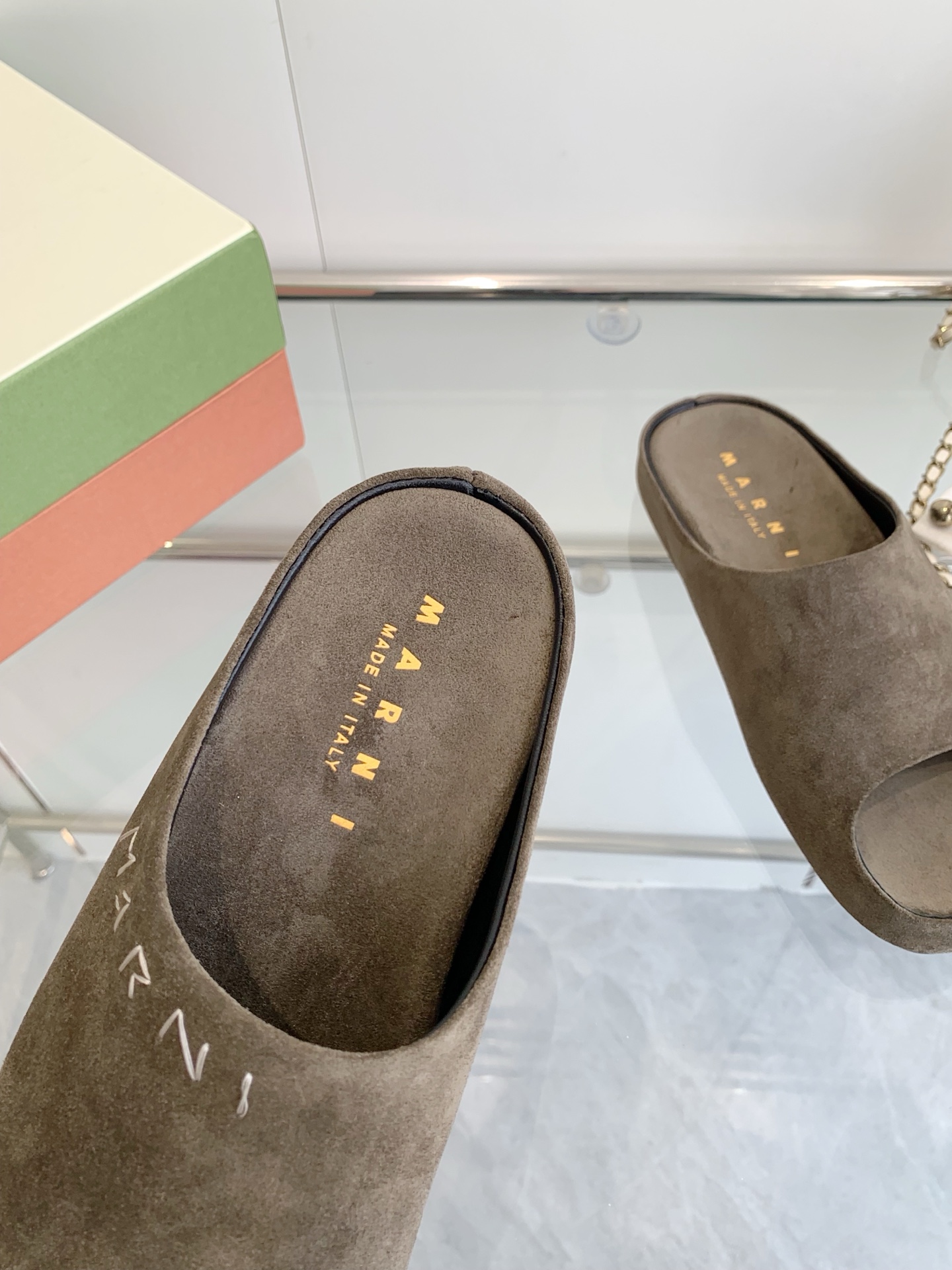 Marni’s High-Sensored Banana Slipper: Fashionable, Hand-Sewn Logo, Sheepskin Inner - 图片 5