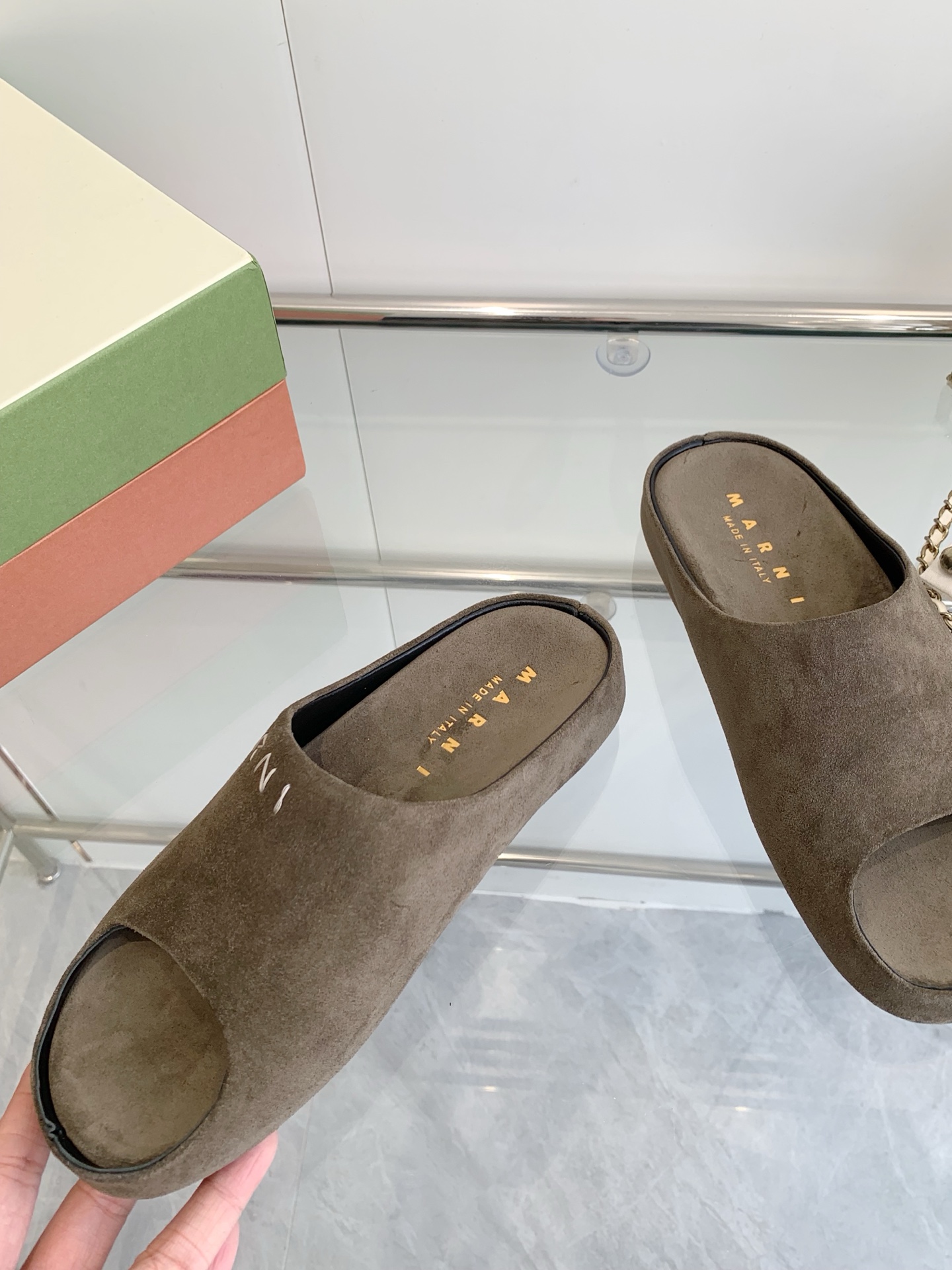 Marni’s High-Sensored Banana Slipper: Fashionable, Hand-Sewn Logo, Sheepskin Inner - 图片 4