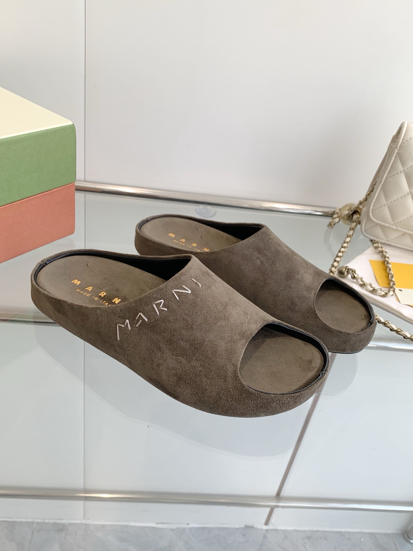 Marni’s High-Sensored Banana Slipper: Fashionable, Hand-Sewn Logo, Sheepskin Inner - 图片 3